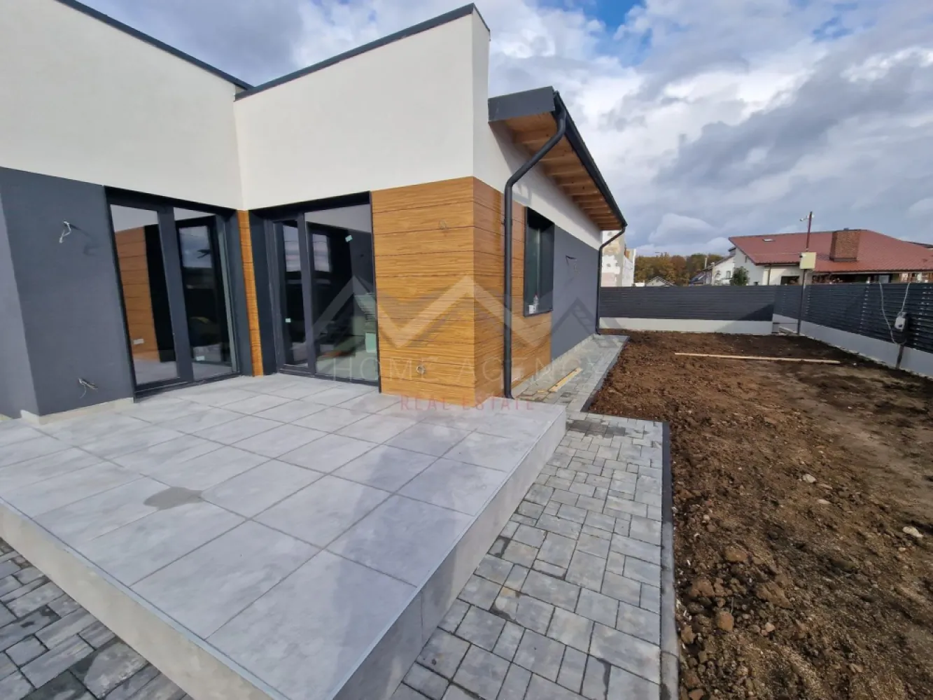 Casa pe parter | Balotești, lângă pădure - Vă propunem, spre vânzare, o casă individuală pe parter, parte dintr-un nou proiect rezidențial amplasat în Balotești, într-o zonă liniștită, lângă pădure, și în apropierea principalelor puncte de interes din Nordul Capitalei. Locuința are o suprafață utilă de 124,64 mp și o suprafață construită desfășurată de 172,8 mp, fiind amplasată pe un teren de 420 mp (disponibilă și în varianta cu 508 mp teren, preț diferit). Compartimentarea interioară este una eficientă și echilibrată: * Living spațios de 27,74 mp, cu lumină naturală abundentă, ce permite amenajarea atât a unei zone de relaxare, cât și de dining. * Bucătărie de 15,51 mp, retrasă față de zona de zi și cu acces direct către terasă. La cerere, aceasta poate fi închisă complet. * Trei dormitoare, dintre care unul matrimonial cu baie proprie și dressing, iar celelalte două deservite de o baie. * Cameră tehnică dedicată pentru centrală și multiple spații de depozitare. * Două băi moderne și spațioase, gândite pentru utilizare practică. Construcția este realizată din cărămidă Porotherm de 30 cm, izolată la exterior cu polistiren de 15 cm, și este echipată cu geamuri tripan 4 Season, placă de beton peste parter și acoperiș din tablă tip Lindab, oferind durabilitate și confort termic ridicat. Încălzirea este integral în pardoseală, cu distribuitor separat pentru fiecare cameră, iar curtea se predă complet amenajată. În plus, casa se predă cu finisaje și obiecte sanitare de calitate, alese de viitorul proprietar, pentru a se potrivi perfect gusturilor și nevoilor familiei. Poziționarea reprezintă un avantaj major: locuința se află în proximitatea pădurii Balotești, într-un cadru natural aerisit, dar în același timp aproape de magazine, școli, grădinițe și mijloace de transport. Accesul facil către DN1 și zona de Nord a Bucureștiului face ca această casă să fie alegerea ideală pentru familiile care își doresc atât liniște și intimitate, cât și conectivitate rapidă la oraș. Programează acum o vizionare!