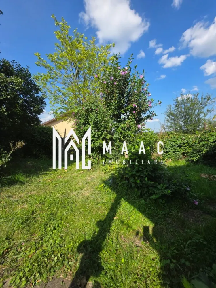 Teren Intravilan I Utilitati I 1400mp I Cisnadie - MAAC Imobiliare va prezinta un teren cu o suprafata de 1400 mp, intravilan, cu toate utilitatiile ( curent, gaz, apa ), situat intr-o zona de case din Cisnadie. Toate actele sunt actuale si libere de sarcini. Se poate construii imediat. Pe teren exista deja o casa cu 3 camere ( Necesita renovare ), Pivnita si Magazie pentru unelte. Acces la drum principal, in imediata apropiere se regaseste centrul Orasului Cisnadie, magazine, farmacii. Ideal pentru constructie unifamiliala, cabana sau casa de vacanta. Imprejmuit cu gard. Pentru detalii suplimentare sau vizionari, mentionati ID : CP2669703 }}