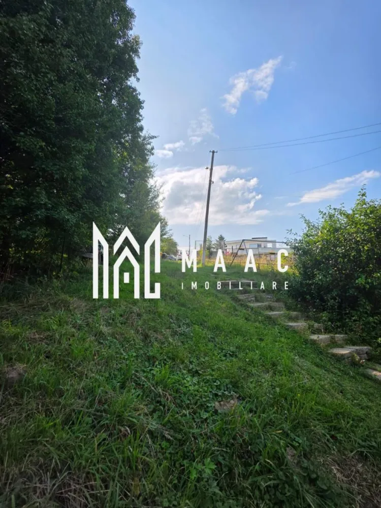 Teren Intravilan I Utilitati I 1400mp I Cisnadie - MAAC Imobiliare va prezinta un teren cu o suprafata de 1400 mp, intravilan, cu toate utilitatiile ( curent, gaz, apa ), situat intr-o zona de case din Cisnadie. Toate actele sunt actuale si libere de sarcini. Se poate construii imediat. Pe teren exista deja o casa cu 3 camere ( Necesita renovare ), Pivnita si Magazie pentru unelte. Acces la drum principal, in imediata apropiere se regaseste centrul Orasului Cisnadie, magazine, farmacii. Ideal pentru constructie unifamiliala, cabana sau casa de vacanta. Imprejmuit cu gard. Pentru detalii suplimentare sau vizionari, mentionati ID : CP2669703 }}