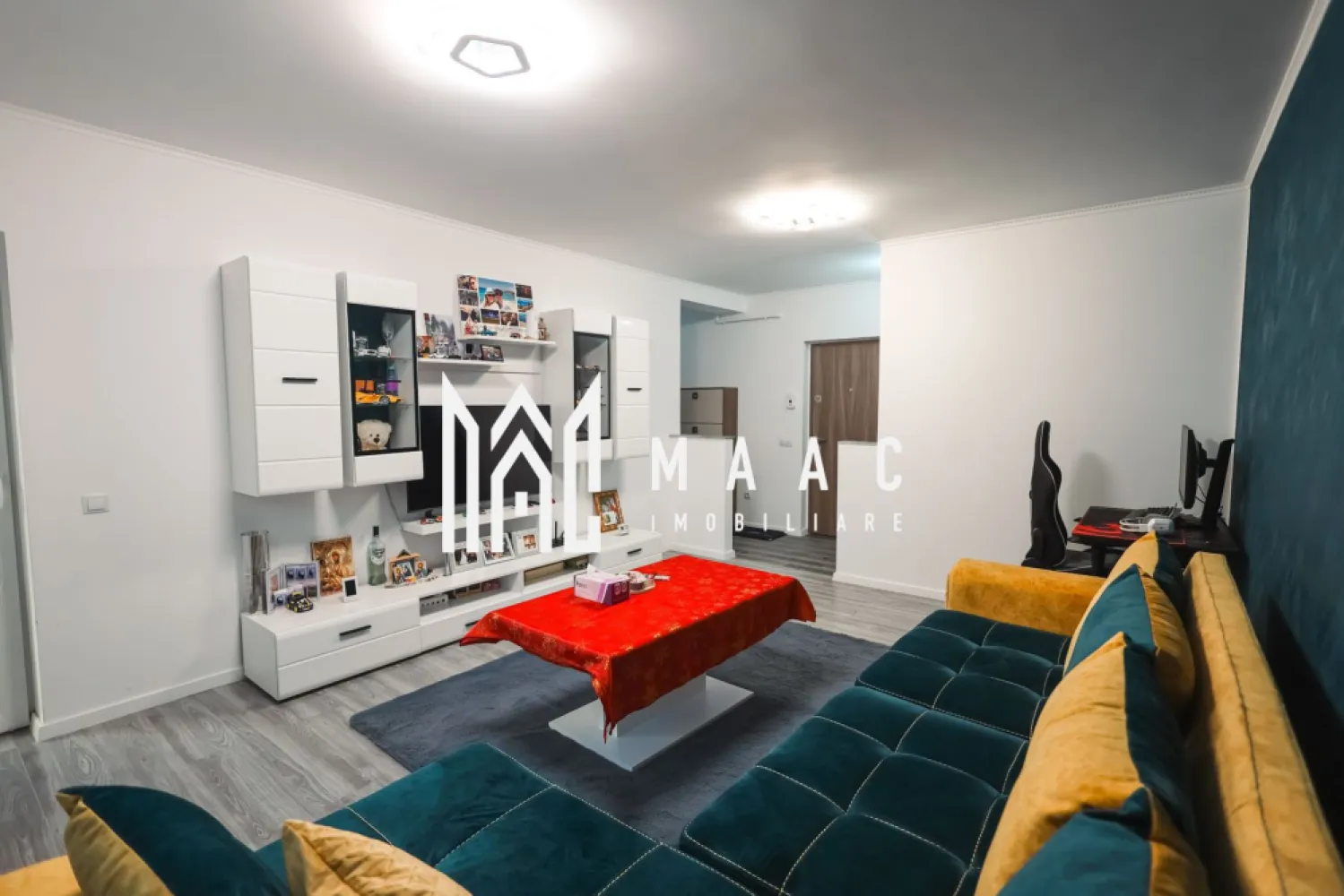 Apartament 3 camere | Etaj 1 | Decomandat | Arhitectilor - MAAC Imobiliare vă propune spre vânzare un apartament modern cu 3 camere, situat într-un imobil construit în anul 2017, amplasat în zona Cartierul Arhitecților.

Imobilul are o suprafață utilă de 72 mp, la care se adaugă un balcon generos de aproximativ 12 mp, ideal pentru relaxare. Apartamentul este total decomandat, oferind intimitate și funcționalitate optimă, fiind compartimentat eficient pentru confortul întregii familii.

Locuința se vinde complet mobilată și utilată, fiind gata pentru mutare imediată. Este situată la etajul 1 din 3, într-un bloc izolat termic exterior, ceea ce asigură un bun randament energetic și costuri reduse de întreținere.

Un avantaj major al proprietății îl reprezintă cele două locuri de parcare înscrise în Cartea Funciară, incluse în preț.

Această proprietate este ideală atât pentru locuit, cât și pentru investiție, datorită poziționării excelente și caracteristicilor premium.

Pentru mai multe informații și programarea unei vizionări, vă invităm să contactați MAAC Imobiliare.
ID: CP2841827.