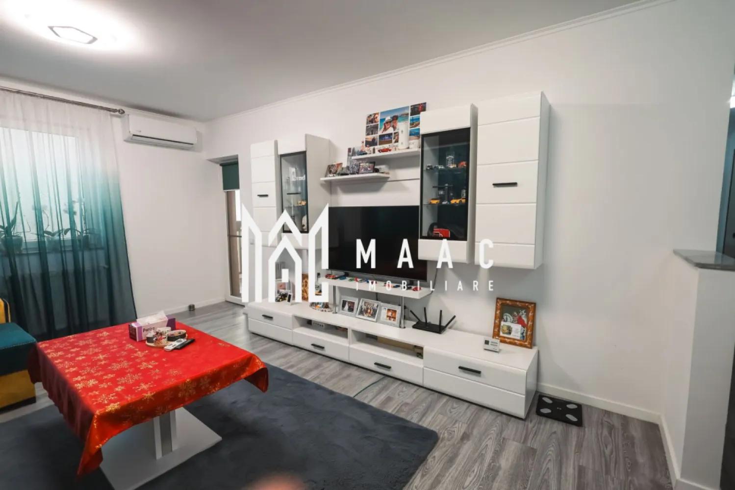 Apartament 3 camere | Etaj 1 | Decomandat | Arhitectilor - MAAC Imobiliare vă propune spre vânzare un apartament modern cu 3 camere, situat într-un imobil construit în anul 2017, amplasat în zona Cartierul Arhitecților.

Imobilul are o suprafață utilă de 72 mp, la care se adaugă un balcon generos de aproximativ 12 mp, ideal pentru relaxare. Apartamentul este total decomandat, oferind intimitate și funcționalitate optimă, fiind compartimentat eficient pentru confortul întregii familii.

Locuința se vinde complet mobilată și utilată, fiind gata pentru mutare imediată. Este situată la etajul 1 din 3, într-un bloc izolat termic exterior, ceea ce asigură un bun randament energetic și costuri reduse de întreținere.

Un avantaj major al proprietății îl reprezintă cele două locuri de parcare înscrise în Cartea Funciară, incluse în preț.

Această proprietate este ideală atât pentru locuit, cât și pentru investiție, datorită poziționării excelente și caracteristicilor premium.

Pentru mai multe informații și programarea unei vizionări, vă invităm să contactați MAAC Imobiliare.
ID: CP2841827.