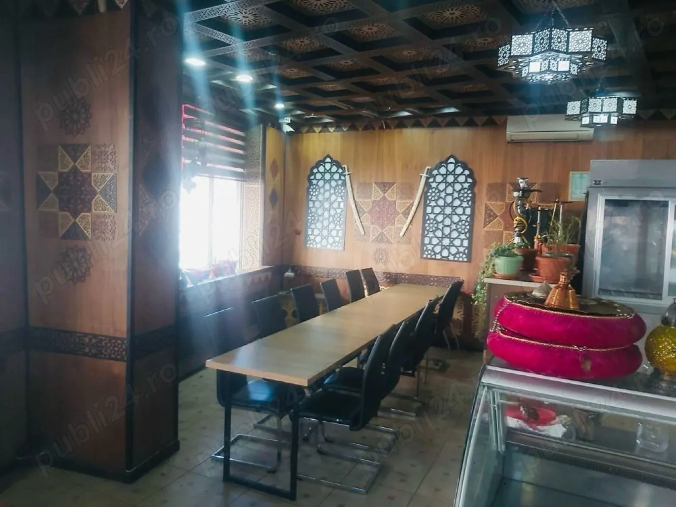BRASADAS închiriază Sp Com 200mp fost restaurant Sect. 2 - Agenția imobiliara BRASADAS închiriază spatiu comercial in clădire proaspăt renovată, fost restaurant libanez, Sector 2, București. Caracteristici: Suprafață totală: 200 mp, compartimentată astfel: 60 mp sală principală 40 mp curte-terasă cu acoperiș retractabil electric 30 mp bucătărie + grătar pe lemne cărbuni 40 mp subsol multifuncțional (inclusiv pentru o viitoare bucătărie) 30 mp spații tehnice, 2-3 toalete, depozite Dotări existente: Frigidere, mese, scaune, grătar, cuptor, tăvi, vitrine 2 aparate de aer condiționat Mașină de tocat, friteuze, espressor, mașină de făcut humus 2 hote 2 aragaze 2 chiuvete profesionale (cu posibilitate instalare a inca 2) Lampi caldura terasa radiatoare si incalzitor terasa Centrala termica noua Boiler 180L pe gaz nou Decor în stil oriental Capacitate: 50 locuri la mese Extindere opțională: Posibilitate de amenajare a unei grădini de vară de 100 mp. Istoric și profitabilitate: Timp de 6 ani, spațiul a găzduit un restaurant cu specific oriental, cu profituri de peste 120.000 euro an (CUI 36848754). A fost închis recent (repatrierea fostului proprietar). Chirie lunară: 4500 euro (facturabil, negociabil, fără grădina de vară inclusa) Garantie: 2 luni Perioadă de grație: 2 luni Anunț direct de la proprietar sunt deschis colaborării cu agenții, oferind până la 30% din prima chirie. Pentru mai multe detalii sau vizionări, nu ezitați să mă contactați!
