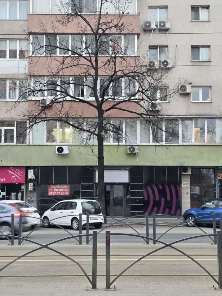 BRASADAS închiriază Spatiu Comercial 108mp Mosilor - Agenția imobiliara BRASADAS închiriază spatiu comercial in zona Mosilor, stradal, cu o suprafata de 108mp iar deschiderea de 11m, in magazin s-a desfasurat activitatea de sala de jocuri si este aranjat la fel ca in poze, pentru acelasi domeniu nu este de facut nimic in interior, pentru alte activitati mocheta de pe jos se poate scoate la fel si tapetul, magazinul este in forma patrata cu doua intrari in fata si in spate pentru aprovizionare, cu 2 grupuri sanitare, bloc reabilitat termic, cu apometre si repartitoare, 2 aere conditionat, trifazic. Se preteaza pentru orice, liber. Pentru mai multe oferte accesați www.brasadas.com.