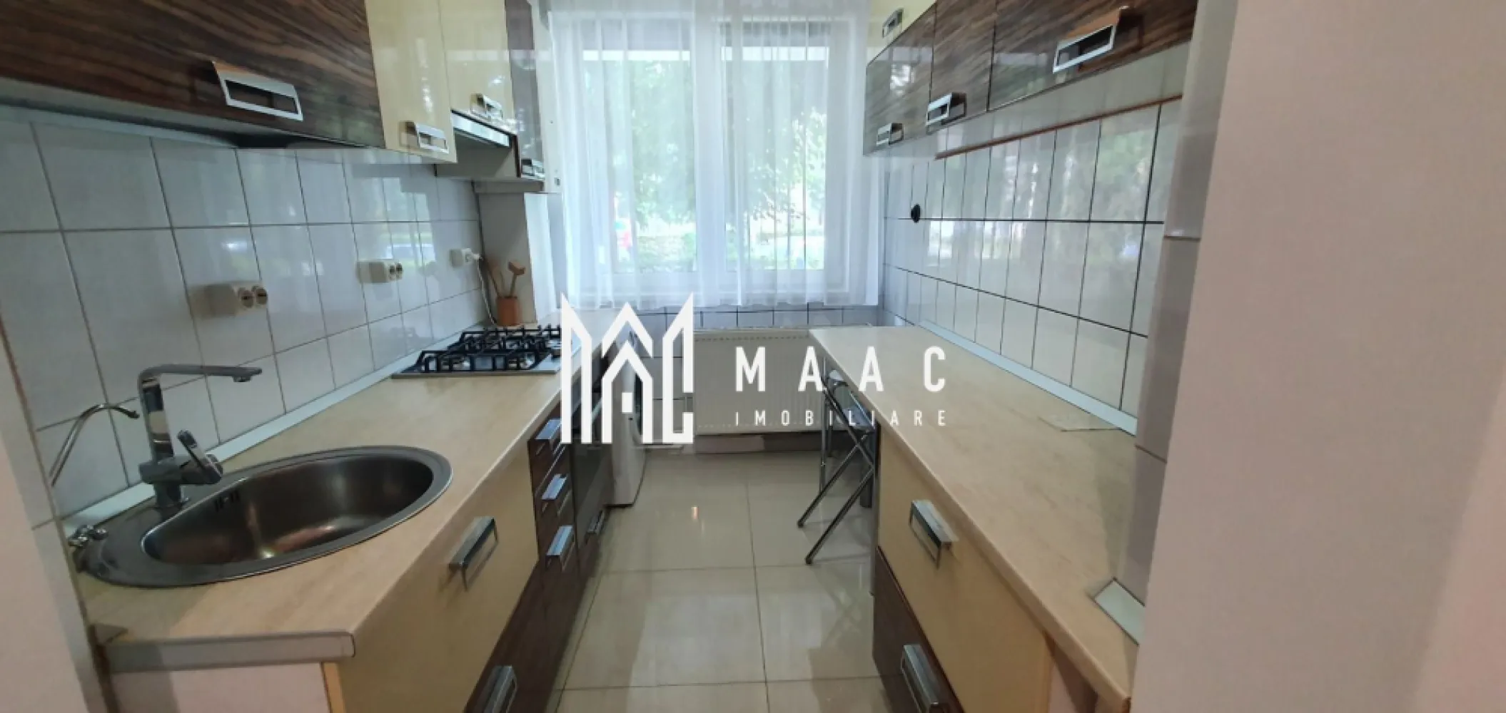 Apartament 2 Camere | Parter | Hipodrom - MAAC Imobiliare va propune spre vanzare un apartament cu 2 camere in Hipodrom 3, la parterul inalt al unui imobil cu 10 etaje. Locuinta are o suprafata de 54 mpu si este compartimentata astfel: living, bucatarie, dormitor, baie cu geam si cada. Apartamentul se vinde complet mobilat, atat mobila din dormitor cat si cea din living este noua, bucataria este dotata cu plita pe gaz, cuptor electric Electrolux, masina de spalat rufe Bosch, combina frigorifica Bosch. hota. Pentru mai multe detalii precizati telefonic ca ati vazut anuntul cu ID: CP1966639