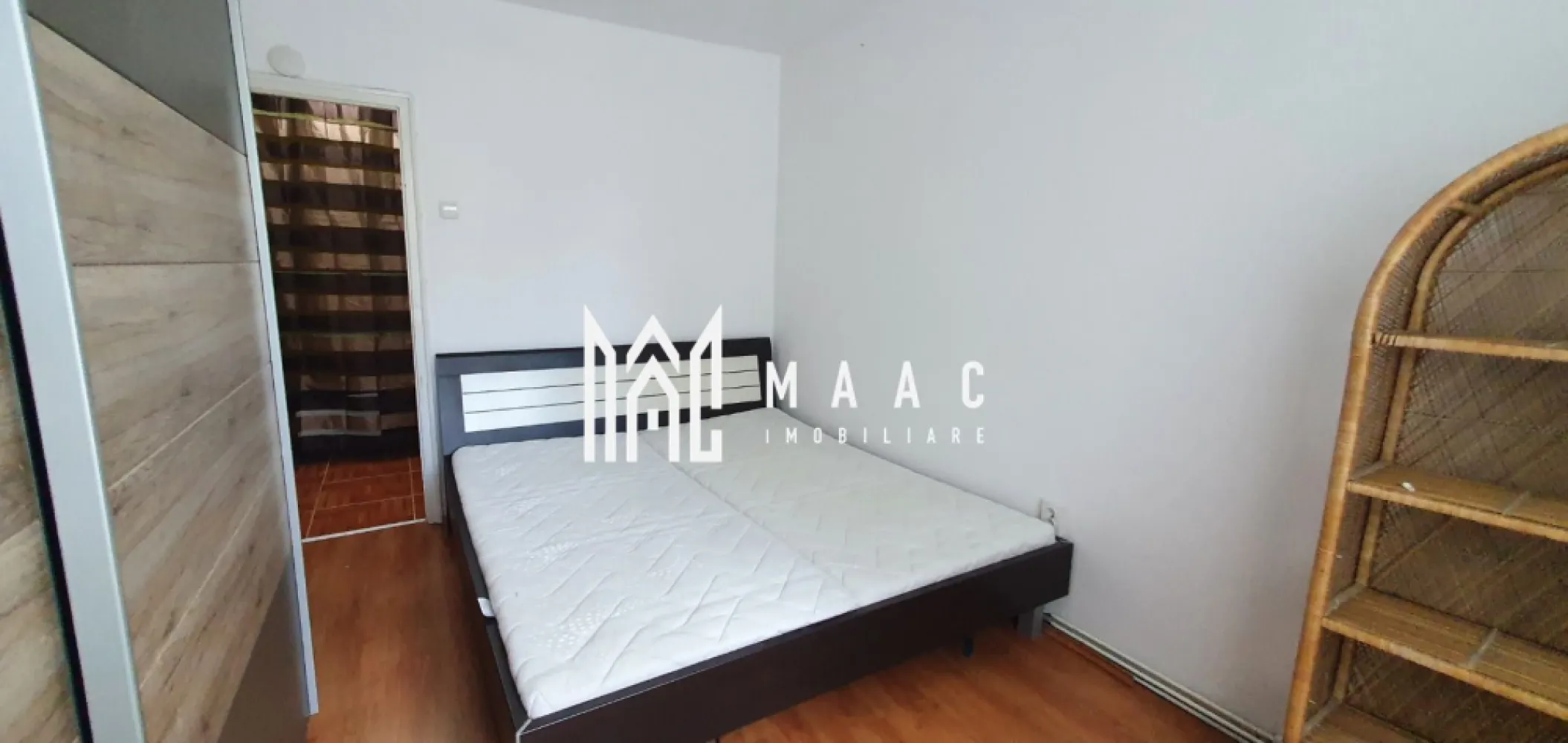 Apartament 2 Camere | Parter | Hipodrom - MAAC Imobiliare va propune spre vanzare un apartament cu 2 camere in Hipodrom 3, la parterul inalt al unui imobil cu 10 etaje. Locuinta are o suprafata de 54 mpu si este compartimentata astfel: living, bucatarie, dormitor, baie cu geam si cada. Apartamentul se vinde complet mobilat, atat mobila din dormitor cat si cea din living este noua, bucataria este dotata cu plita pe gaz, cuptor electric Electrolux, masina de spalat rufe Bosch, combina frigorifica Bosch. hota. Pentru mai multe detalii precizati telefonic ca ati vazut anuntul cu ID: CP1966639