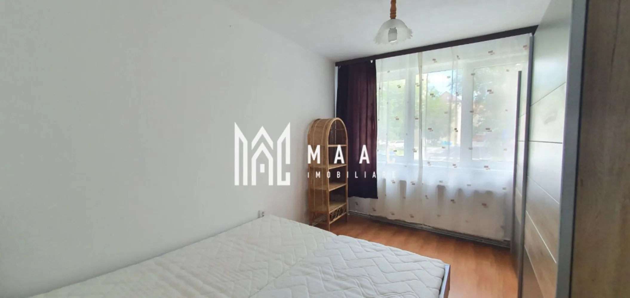 Apartament 2 Camere | Parter | Hipodrom - MAAC Imobiliare va propune spre vanzare un apartament cu 2 camere in Hipodrom 3, la parterul inalt al unui imobil cu 10 etaje. Locuinta are o suprafata de 54 mpu si este compartimentata astfel: living, bucatarie, dormitor, baie cu geam si cada. Apartamentul se vinde complet mobilat, atat mobila din dormitor cat si cea din living este noua, bucataria este dotata cu plita pe gaz, cuptor electric Electrolux, masina de spalat rufe Bosch, combina frigorifica Bosch. hota. Pentru mai multe detalii precizati telefonic ca ati vazut anuntul cu ID: CP1966639