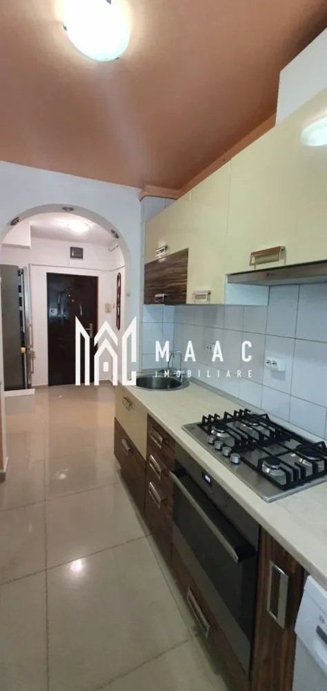 Apartament 2 Camere | Parter | Hipodrom - MAAC Imobiliare va propune spre vanzare un apartament cu 2 camere in Hipodrom 3, la parterul inalt al unui imobil cu 10 etaje. Locuinta are o suprafata de 54 mpu si este compartimentata astfel: living, bucatarie, dormitor, baie cu geam si cada. Apartamentul se vinde complet mobilat, atat mobila din dormitor cat si cea din living este noua, bucataria este dotata cu plita pe gaz, cuptor electric Electrolux, masina de spalat rufe Bosch, combina frigorifica Bosch. hota. Pentru mai multe detalii precizati telefonic ca ati vazut anuntul cu ID: CP1966639