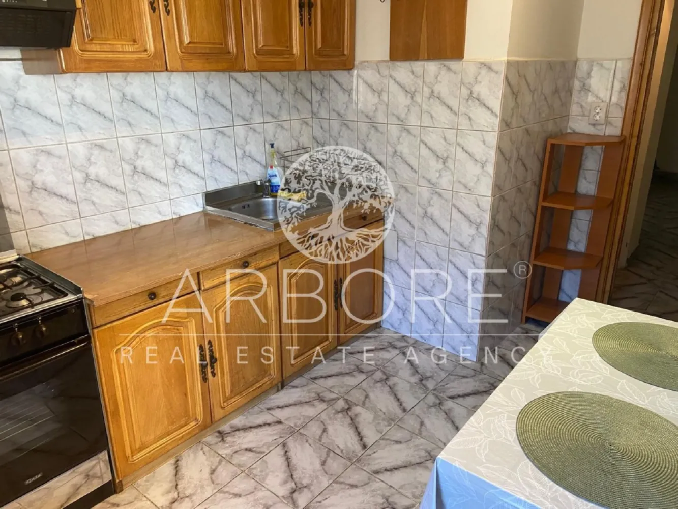 Închiriere apartament 3 camere, decomandat, zona Traian-Unirii - Apartament cu 3 camere decomandat, situat la etajul 3 din 8, într-un imobil bine întreținut, amplasat în zona Unirii. Proprietatea beneficiază de o compartimentare eficientă, cu camere spațioase și bine luminate natural. Apartamentul dispune de living generos, două dormitoare, bucătărie separată, baie și spații de depozitare, oferind confort și funcționalitate pentru o familie sau pentru investiție. Poziționarea excelentă asigură acces rapid către mijloace de transport în comun, centre comerciale, restaurante, școli și alte puncte de interes din zonă. Zona Unirii este una dintre cele mai căutate din oraș, oferind un stil de viață urban, dinamic și bine conectat. Disponibil imediat . Seinchiriaza complet mobilat si utilat. Va stam la dispozitie pentru informatii suplimentare sau pentru programarea unei vizionari. Comisionul agentiei este de 50% din prima prima luna, iar perioada minima a inchirierii este de 12 luni. Cu deosebita consideratie, Arbore Real Estate
