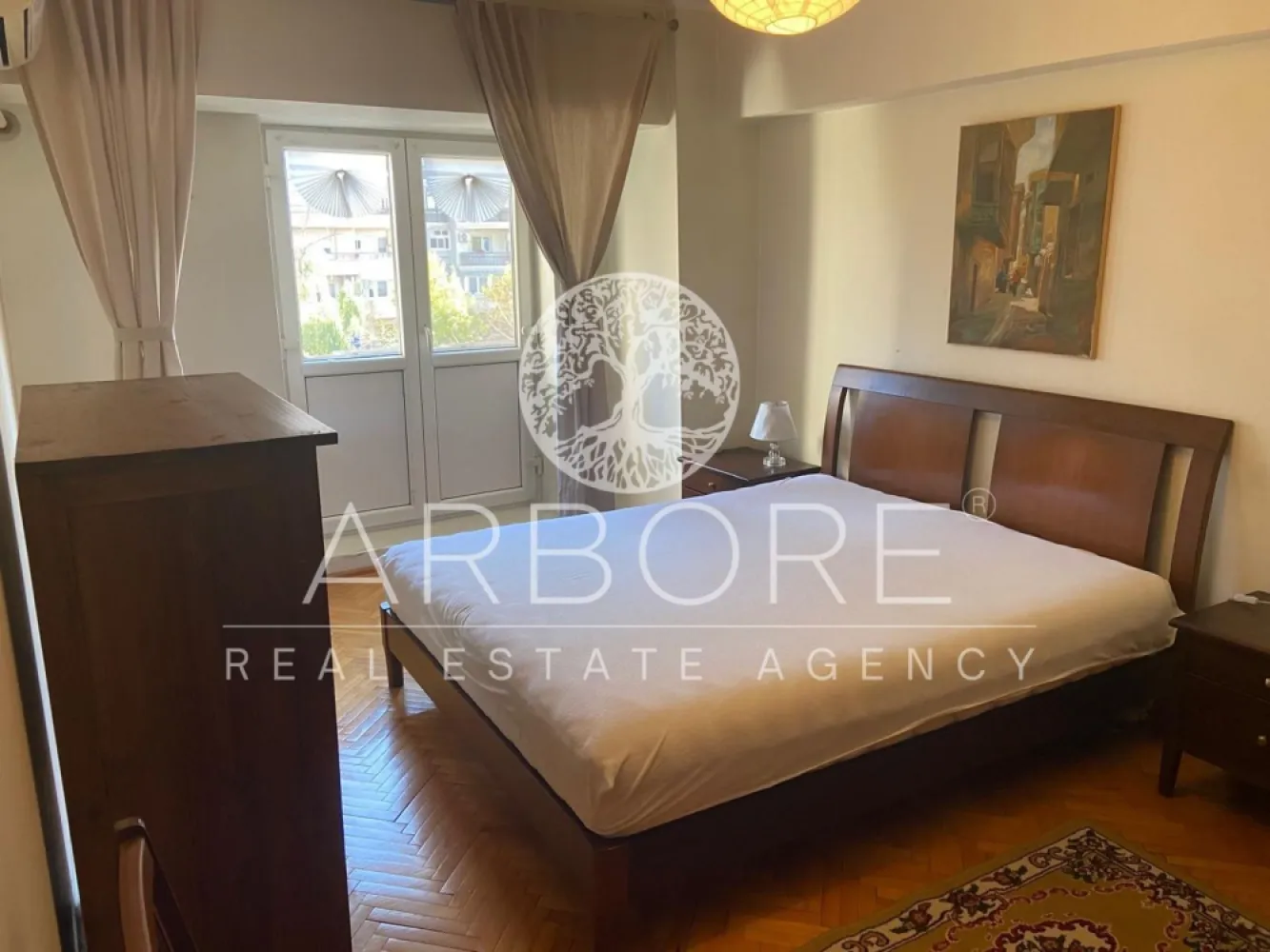 Închiriere apartament 3 camere, decomandat, zona Traian-Unirii - Apartament cu 3 camere decomandat, situat la etajul 3 din 8, într-un imobil bine întreținut, amplasat în zona Unirii. Proprietatea beneficiază de o compartimentare eficientă, cu camere spațioase și bine luminate natural. Apartamentul dispune de living generos, două dormitoare, bucătărie separată, baie și spații de depozitare, oferind confort și funcționalitate pentru o familie sau pentru investiție. Poziționarea excelentă asigură acces rapid către mijloace de transport în comun, centre comerciale, restaurante, școli și alte puncte de interes din zonă. Zona Unirii este una dintre cele mai căutate din oraș, oferind un stil de viață urban, dinamic și bine conectat. Disponibil imediat . Seinchiriaza complet mobilat si utilat. Va stam la dispozitie pentru informatii suplimentare sau pentru programarea unei vizionari. Comisionul agentiei este de 50% din prima prima luna, iar perioada minima a inchirierii este de 12 luni. Cu deosebita consideratie, Arbore Real Estate