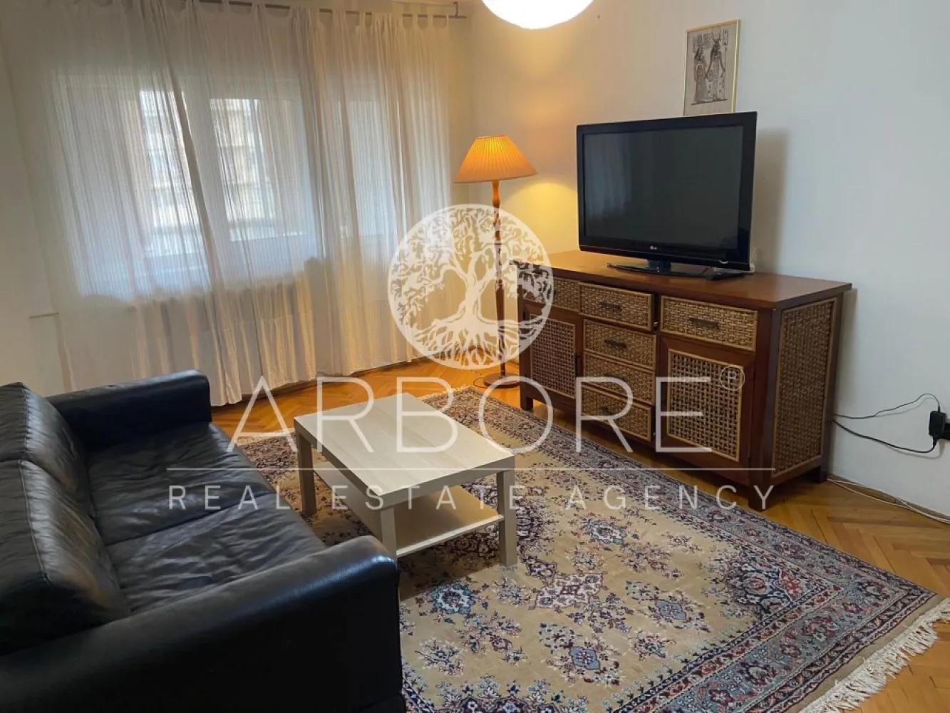 Închiriere apartament 3 camere, decomandat, zona Traian-Unirii - Apartament cu 3 camere decomandat, situat la etajul 3 din 8, într-un imobil bine întreținut, amplasat în zona Unirii. Proprietatea beneficiază de o compartimentare eficientă, cu camere spațioase și bine luminate natural. Apartamentul dispune de living generos, două dormitoare, bucătărie separată, baie și spații de depozitare, oferind confort și funcționalitate pentru o familie sau pentru investiție. Poziționarea excelentă asigură acces rapid către mijloace de transport în comun, centre comerciale, restaurante, școli și alte puncte de interes din zonă. Zona Unirii este una dintre cele mai căutate din oraș, oferind un stil de viață urban, dinamic și bine conectat. Disponibil imediat . Seinchiriaza complet mobilat si utilat. Va stam la dispozitie pentru informatii suplimentare sau pentru programarea unei vizionari. Comisionul agentiei este de 50% din prima prima luna, iar perioada minima a inchirierii este de 12 luni. Cu deosebita consideratie, Arbore Real Estate