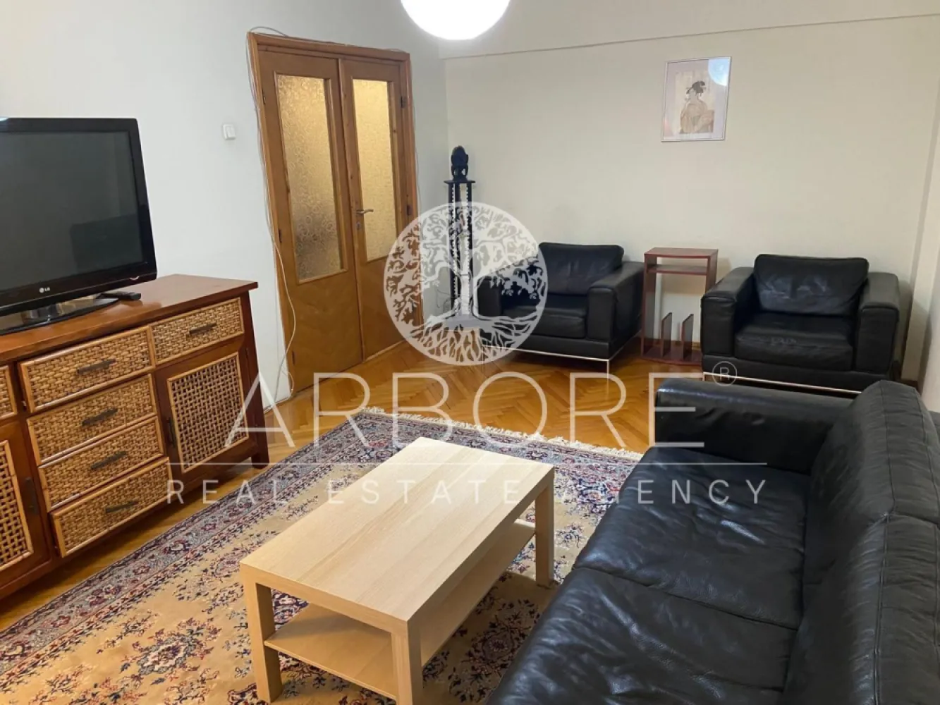 Închiriere apartament 3 camere, decomandat, zona Traian-Unirii - Apartament cu 3 camere decomandat, situat la etajul 3 din 8, într-un imobil bine întreținut, amplasat în zona Unirii. Proprietatea beneficiază de o compartimentare eficientă, cu camere spațioase și bine luminate natural. Apartamentul dispune de living generos, două dormitoare, bucătărie separată, baie și spații de depozitare, oferind confort și funcționalitate pentru o familie sau pentru investiție. Poziționarea excelentă asigură acces rapid către mijloace de transport în comun, centre comerciale, restaurante, școli și alte puncte de interes din zonă. Zona Unirii este una dintre cele mai căutate din oraș, oferind un stil de viață urban, dinamic și bine conectat. Disponibil imediat . Seinchiriaza complet mobilat si utilat. Va stam la dispozitie pentru informatii suplimentare sau pentru programarea unei vizionari. Comisionul agentiei este de 50% din prima prima luna, iar perioada minima a inchirierii este de 12 luni. Cu deosebita consideratie, Arbore Real Estate