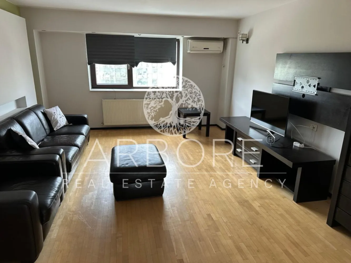 Inchiriere 3 camere, Unirii, Pasajul Marasesti - Inchiriere apartament de 3 camere decomandat, spatios, in zona pasajului Marasesti, Sectorul 3. Apartamentul este situat la etajul 8, este complet mobilat si utilat.Nu se accepta animale de companie, se inchiriaza doar pe baza de contract, o luna chirie + o luna garantie. Disponibil imediat . Seinchiriaza complet mobilat si utilat. Va stam la dispozitie pentru informatii suplimentare sau pentru programarea unei vizionari. Comisionul agentiei este de 50% din prima prima luna, iar perioada minima a inchirierii este de 12 luni. Cu deosebita consideratie, Arbore Real Estate