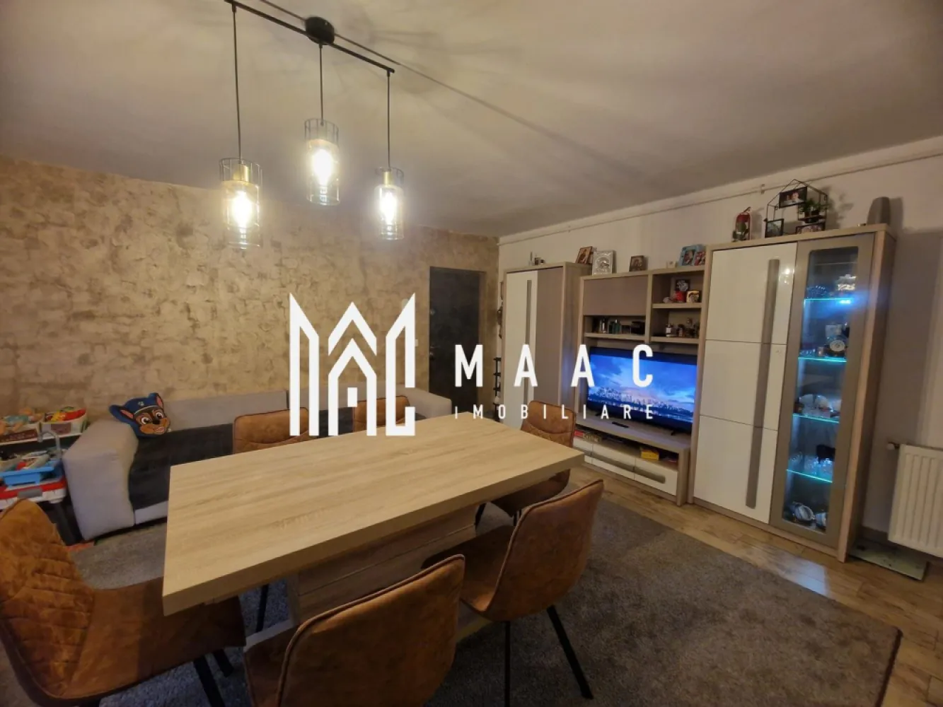 Black Friday | Apartament 3 camere | 72 MPU | 2 Bai | Curte Proprie - BLACK FRIDAY – Profită de cea mai bună perioadă din an pentru a deveni proprietar! Reducere de 7.500 euro Preț vechi: 155.000 euro Preț promoțional: 147.500 euro MAAC Imobiliare vă propune spre vânzare un apartament modern cu 3 camere și curte proprie, situat în Cartierul Arhitecților – Sibiu. Finalizat în 2022 și amplasat într-un imobil construit în 2018, apartamentul oferă confort, funcționalitate și un spațiu exterior generos, perfect pentru relaxare sau activități în aer liber. Detalii proprietate: Suprafață utilă: 72 mp Curte proprie: 106 mp An construcție: 2018 Anul finisării: 2022 Compartimentare: decomandată Compartimentare: Living open-space cu bucătăria complet utilată Dormitor matrimonial Dormitor secundar Două băi (una cu geam pentru ventilație naturală) Hol spațios Dotări și finisaje: Se predă complet mobilat și utilat conform fotografiilor Finisaje moderne și de calitate Pardoseli din parchet și gresie Geamuri termopan pentru izolație termică și fonică optimă Avantaje: Curte privată generoasă de 106 mp – spațiu ideal pentru grădină, loc de joacă sau zonă de relaxare Zonă liniștită, cu acces facil către magazine, școli, grădinițe și mijloace de transport Imobil bine întreținut, cu vecini civilizați O proprietate excelentă pentru cei care caută liniște, confort și un spațiu exterior amplu, la doar câteva minute de oraș. Pentru informații și vizionări, contactați echipa MAAC Imobiliare, specificând ID: CP2668783 0722 622 403 Pentru că meriți MAACsim. }}