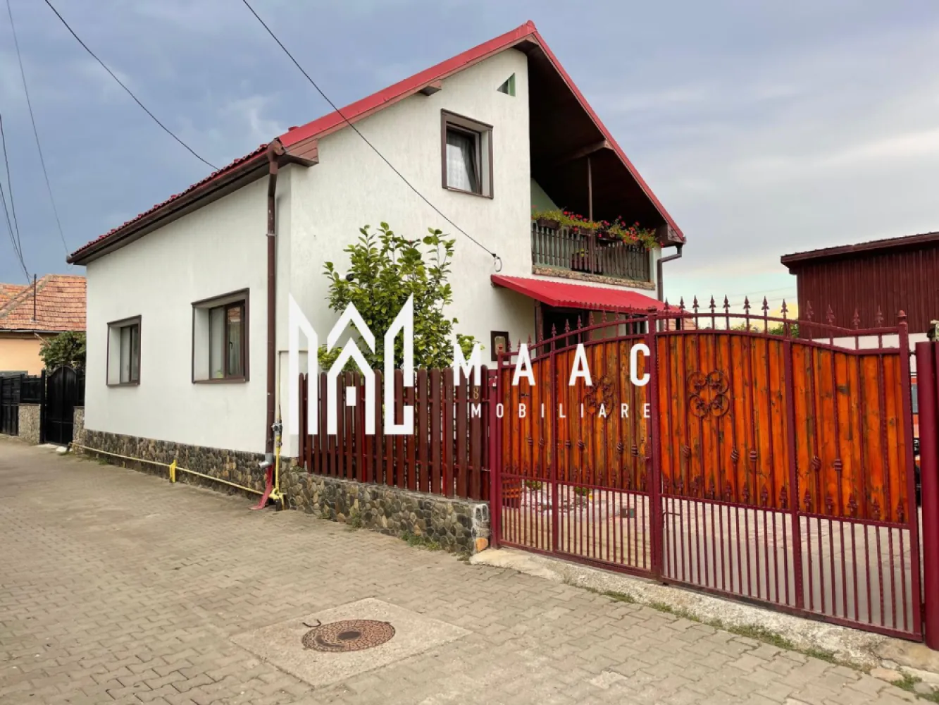 Casă individuală | 4 dormitoare | Garaj | 250 mp teren | Șelimbăr - Maac Imobiliare prezintă o casă single deosebită, situată în Șelimbăr, în imediata apropiere de Shopping City Sibiu. Proprietatea este complet mobilată și utilată, recent renovată cu materiale premium, ideală pentru o familie care își dorește confort și spațiu.

Caracteristici principale:

Suprafață utilă: 185,79 mp

Amprentă la sol: 85 mp

Teren: 250 mp

Compartimentare:

Demisol (36,13 mp): hol, bucătărie, cămară

Parter (73,35 mp): hol, dining + living generos, dormitor, spațiu tehnic, baie

Etaj (76,31 mp): hol, 3 dormitoare, dressing, baie, balcon

Dotări și avantaje:

Curte amenajată cu pavaj

Gard și poartă schimbate recent

Garaj de 35 mp

Foișor, leagăn din lemn și zonă de grătar amenajată cu bun gust

Se vinde complet mobilată și utilată