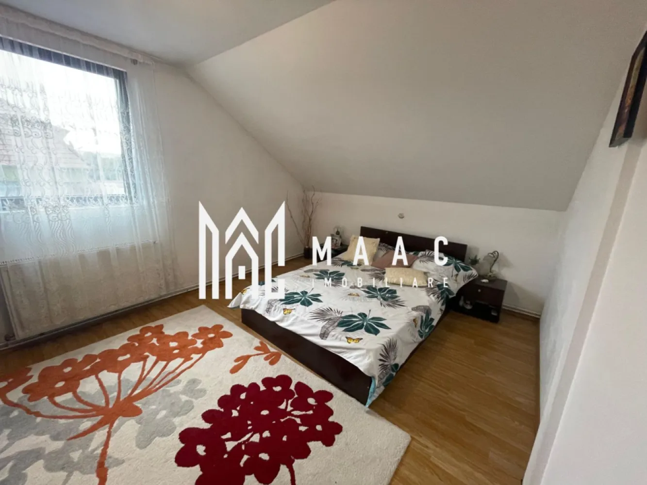 Casă individuală | 4 dormitoare | Garaj | 250 mp teren | Șelimbăr - Maac Imobiliare prezintă o casă single deosebită, situată în Șelimbăr, în imediata apropiere de Shopping City Sibiu. Proprietatea este complet mobilată și utilată, recent renovată cu materiale premium, ideală pentru o familie care își dorește confort și spațiu.

Caracteristici principale:

Suprafață utilă: 185,79 mp

Amprentă la sol: 85 mp

Teren: 250 mp

Compartimentare:

Demisol (36,13 mp): hol, bucătărie, cămară

Parter (73,35 mp): hol, dining + living generos, dormitor, spațiu tehnic, baie

Etaj (76,31 mp): hol, 3 dormitoare, dressing, baie, balcon

Dotări și avantaje:

Curte amenajată cu pavaj

Gard și poartă schimbate recent

Garaj de 35 mp

Foișor, leagăn din lemn și zonă de grătar amenajată cu bun gust

Se vinde complet mobilată și utilată