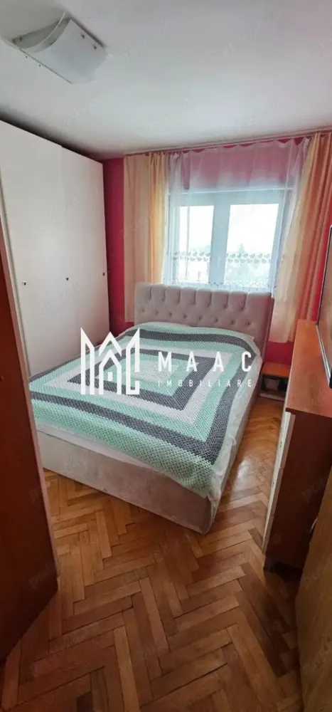 Apartament 3 camere | Balcon | Pivnita | Scoala de Inot - MAAC Imobiliare va prezinta un apartament cu 3 camere situat in Zona Școala de Înot. Caracteristici: An construcție: 1982 Structură bloc: prefabricate din beton armat Apartamente pe palier: 2 (intimitate și liniște) Acoperiș: șarpantă din cherestea de rășinoase cu învelitoare din țiglă Izolație exterioară: polistiren de 10 cm Acces în scară: două intrări, ambele securizate cu cartelă; intrarea principală are interfon, iar cea secundară permite acces direct din parcare Suprafețe: Suprafață utilă apartament: 67 mp Suprafață totală balcoane: 7,5 mp Pivniță: 10 mp Cota individuală teren: 22,5 mp Compartimentare: 3 camere, bucătărie luminoasă, 2 băi, hol, două balcoane, cămară, debara Tamplărie: Exterior: PVC cu geam termopan, 3 rânduri de sticlă Finisaje: Parchet din lemn masiv de fag în camere și hol Parchet laminat în bucătărie Gresie și faianță în băi și bucătărie Încălzire: Centrală termică proprie prin condensare Calorifere din oțel Localizare și avantaje: Stație de autobuz în imediata vecinătate a scării Parc la 2 minute de mers pe jos Acces rapid către centrul istoric Stare de vânzare: Apartamentul se vinde mobilat și utilat. Pentru mai multe detalii precizati telefonic ca ati vazut anuntul cu ID: CP2668614 }}