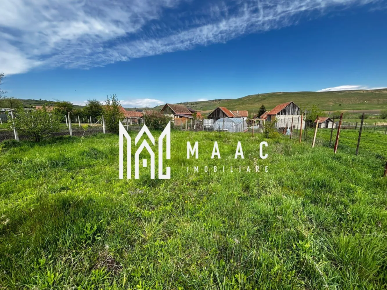 Teren intravilan | 500 mp | Utilități la poartă | Deschidere 19 ml | Alămor - Maac Imobiliare prezintă spre vânzare un teren intravilan situat în localitatea Alămor, județul Sibiu, ideal pentru construcția unei locuințe. Terenul are o suprafață de 500 mp și beneficiază de o deschidere generoasă la drum de aproximativ 19 metri liniari, oferind multiple posibilități de construire. Proprietatea dispune de utilități la poartă: gaz, apă, curent electric și canalizare, ceea ce reprezintă un avantaj major pentru viitoarea construcție. Pe teren se regăsesc pomi fructiferi și viță de vie, fiind potrivit atât pentru locuință, cât și pentru relaxare sau mică grădină. Zona este una locuită, cu case construite în imediata apropiere, iar accesul se face pe drum asfaltat. Preț: 13.500 euro Pentru mai multe detalii sau pentru a programa o vizionare, vă rugăm să menționați telefonic ID-ul anunțului: CP3053014