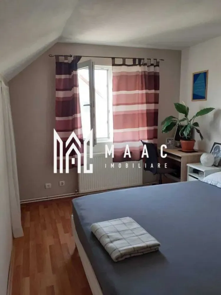 Apartament 3 camere | 77 MPU | Balcon | Vasile Aaaron - MAAC Imobiliare va prezinta un apartament cu 3 camere cu suprafata utila de 77 mp in Zona Vasile Aaron. Caracteristici: Suprafață utilă: 77 mp Compartimentare pe două niveluri Disponibil complet, parțial mobilat și utilat sau nemobilat – în funcție de preferințe Compartimentare: Primul nivel: Hol de intrare cu cuier și spațiu de depozitare, living spațios, baie cu cadă și geam de aerisire naturală, bucătărie open space, complet mobilată și utilată, cu cămară proprie, balcon. Al doilea nivel: două dormitoare decomandate, baie cu cadă și geam de aerisire naturală. Dotări și avantaje: Centrală termică proprie cu calorifere Posibilitate de achiziție complet mobilat, parțial sau nemobilat Localizare: Situat pe o stradă liniștită Acces rapid la magazine, școală, grădiniță, parc și piață agroalimentară. Pentru mai multe detalii precizati telefonic ca ati vazut anuntul cu ID: CP2668607 }}