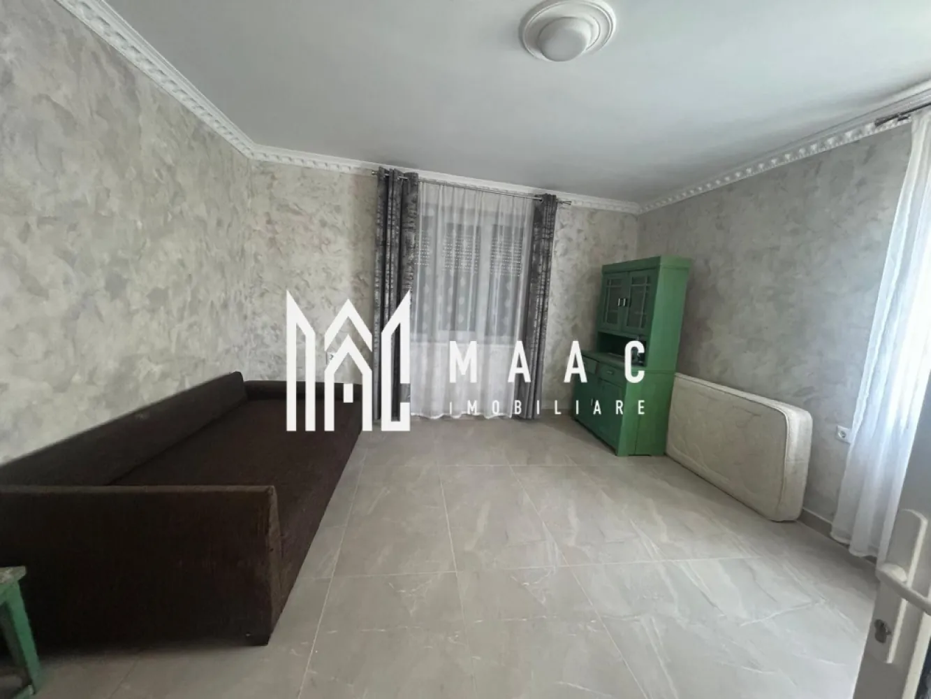 Casa Individuala I 2 Camere I Garaj I Central I Saliste - Se vinde o casă individuală, situată într-o zonă liniștită, în apropiere de Spitalul Săliște, cu acces facil către punctele de interes ale localității. Proprietatea dispune de teren în suprafață de 240 mp și este recent parțial renovată, fiind disponibilă pentru mutare imediată. Compartimentare: 2 camere Bucătărie Baie Caracteristici principale: Supafață teren: 240 mp Casă individuală Recent parțial renovată Încălzire prin sobe de teracotă Gazul este la poartă Garaj Pivniță Disponibilă imediat Zonă: lângă Spital Săliște Detalii suplimentare: Curte proprie, potrivită pentru relaxare sau grădină Posibilitate de racordare la gaz Spații auxiliare utile pentru depozitare Proprietate potrivită pentru locuire permanentă sau casă de vacanță Acces facil și zonă liniștită Această proprietate reprezintă o oportunitate bună pentru cei care caută o casă individuală cu teren, într-o zonă accesibilă, cu posibilitatea de modernizare ulterioară. Pentru informati si vizionari: ID: CP2855068