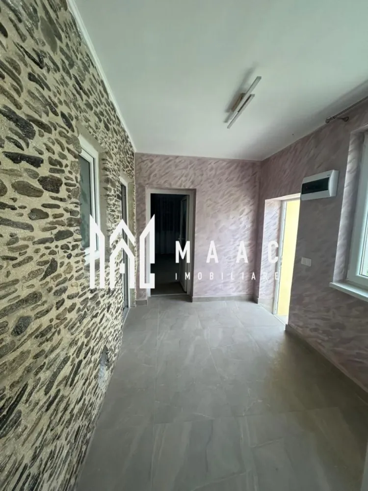 Casa Individuala I 2 Camere I Garaj I Central I Saliste - Se vinde o casă individuală, situată într-o zonă liniștită, în apropiere de Spitalul Săliște, cu acces facil către punctele de interes ale localității. Proprietatea dispune de teren în suprafață de 240 mp și este recent parțial renovată, fiind disponibilă pentru mutare imediată. Compartimentare: 2 camere Bucătărie Baie Caracteristici principale: Supafață teren: 240 mp Casă individuală Recent parțial renovată Încălzire prin sobe de teracotă Gazul este la poartă Garaj Pivniță Disponibilă imediat Zonă: lângă Spital Săliște Detalii suplimentare: Curte proprie, potrivită pentru relaxare sau grădină Posibilitate de racordare la gaz Spații auxiliare utile pentru depozitare Proprietate potrivită pentru locuire permanentă sau casă de vacanță Acces facil și zonă liniștită Această proprietate reprezintă o oportunitate bună pentru cei care caută o casă individuală cu teren, într-o zonă accesibilă, cu posibilitatea de modernizare ulterioară. Pentru informati si vizionari: ID: CP2855068