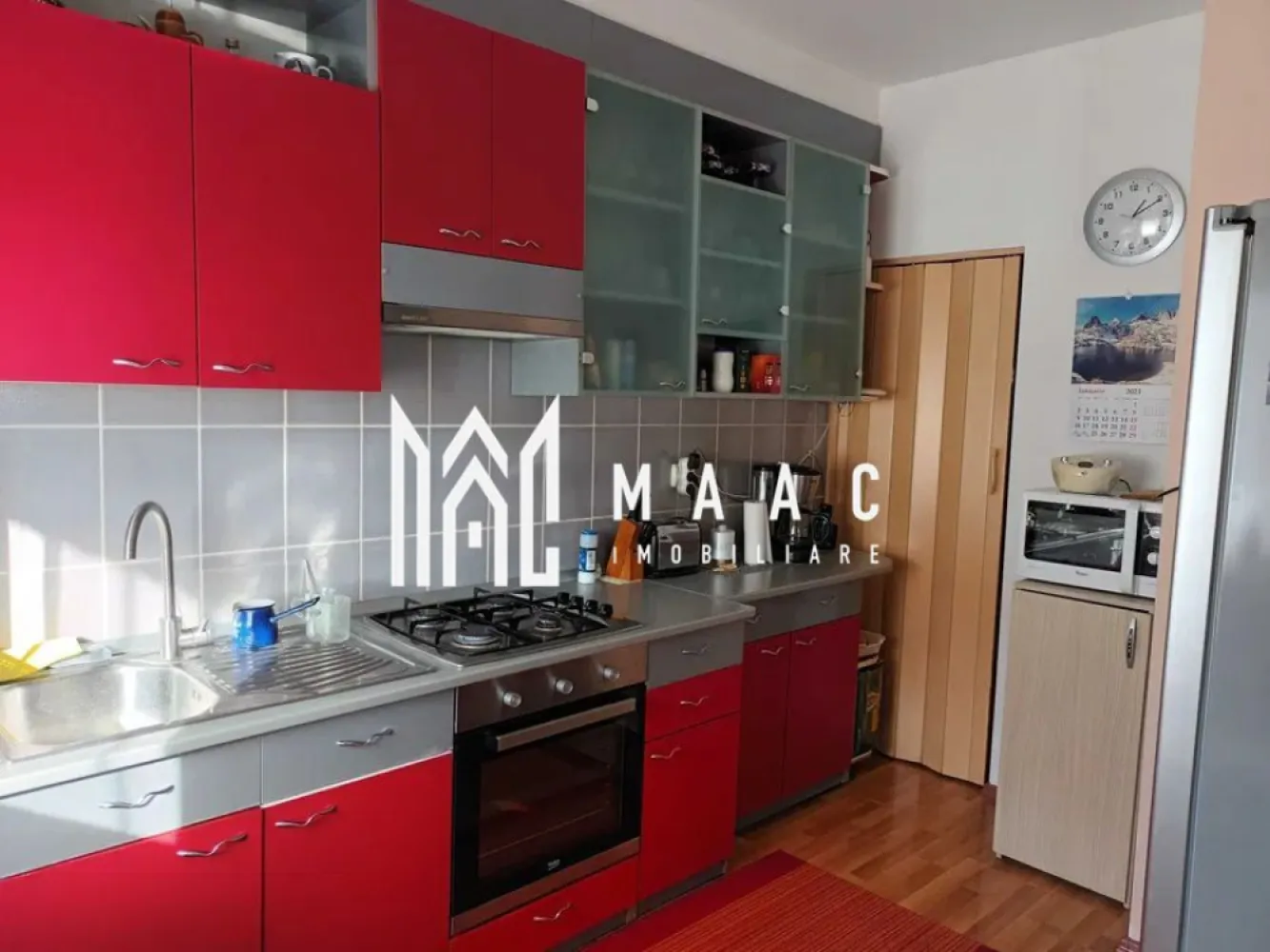 Apartament 3 camere | 77 MPU | Balcon | Vasile Aaaron - MAAC Imobiliare va prezinta un apartament cu 3 camere cu suprafata utila de 77 mp in Zona Vasile Aaron. Caracteristici: Suprafață utilă: 77 mp Compartimentare pe două niveluri Disponibil complet, parțial mobilat și utilat sau nemobilat – în funcție de preferințe Compartimentare: Primul nivel: Hol de intrare cu cuier și spațiu de depozitare, living spațios, baie cu cadă și geam de aerisire naturală, bucătărie open space, complet mobilată și utilată, cu cămară proprie, balcon. Al doilea nivel: două dormitoare decomandate, baie cu cadă și geam de aerisire naturală. Dotări și avantaje: Centrală termică proprie cu calorifere Posibilitate de achiziție complet mobilat, parțial sau nemobilat Localizare: Situat pe o stradă liniștită Acces rapid la magazine, școală, grădiniță, parc și piață agroalimentară. Pentru mai multe detalii precizati telefonic ca ati vazut anuntul cu ID: CP2668607 }}