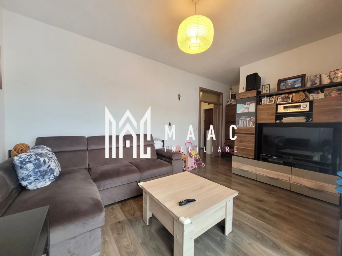 BLACK FRIDAY Apartament 3 camere | Etaj 1 | Parcare | Balcon - 🔥 BLACK FRIDAY - Profită de cea mai bună perioadă din an pentru a deveni proprietar! Reducere de 6.000 euro - Pret vechi - 155.000 euro Pret promotional - 149.000 euro MAAC Imobiliare ofera spre vanzare apartament cu 3 camere la un imobil de tip vila, modern, complet mobilat si utilat, in zona Selimbar (la 5 minute de mers pe jos de Shopping City). Locuinta este alcatuita din living, 2 dormitoare, bucatarie inchisa, baie cu geam, baie de serviciu, hol, debara si balcon. In fiecare incapere este montataitalatie de AC. Aferent - 2 locuri de parcare (unul langa altul). Imobilul este renumit pentru calitatea materialelor folosite, fiind amplasat intr-o zona premium de case. Loc de joaca chiar langa si vecinatate linistita. Apartamentul este foarte luminos (orientare S-V), aerisit si generos ca si spatiu, geamuri mari, finisaje de calitate, bine izolat si consum mic de energie. Iesire rapida in cateva minute catre DN si acces facil catre oras. Pentru mai multe detalii și programări pentru vizionare, vă rugăm să ne contactați telefonic specificand ID: CP2667337 }}