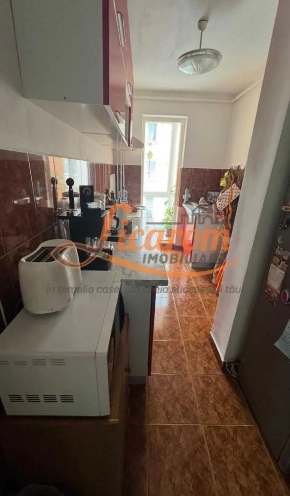 Apartament 3 camere decomandat Calea Bucuresti etaj 1/4 - Licarom imobiliare propune spre vanzare un apartament cu 3 camere situat in cartierul Astra zona Calea Bucuresti-Cocorului, zona foarte ușor accesibila. Apartamentul este situat la etajul 1/4 si are structura decomandata. Dispune de îmbunătățiri: centrala termica proprie, gresie si faianta, parchet laminat si geamuri termopan, inclusiv la balcon. Se vinde mobilat si utilat asa cum se vede in fotografii. Pretul este de 11300 euro usor negociabil. În proximitatea imobilului găsim scoli, gradinite, magazine, banci si stații RATBV. Pentru mai multe informatii si programari pentru vizionare, nu ezitati sa ne contactati la telefon 0723985424 Consultant imobiliar Liliana si 0741059397 Consultant imobiliar Calin.