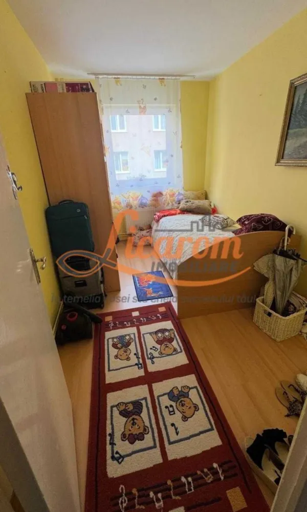 Apartament 3 camere decomandat Calea Bucuresti etaj 1/4 - Licarom imobiliare propune spre vanzare un apartament cu 3 camere situat in cartierul Astra zona Calea Bucuresti-Cocorului, zona foarte ușor accesibila. Apartamentul este situat la etajul 1/4 si are structura decomandata. Dispune de îmbunătățiri: centrala termica proprie, gresie si faianta, parchet laminat si geamuri termopan, inclusiv la balcon. Se vinde mobilat si utilat asa cum se vede in fotografii. Pretul este de 11300 euro usor negociabil. În proximitatea imobilului găsim scoli, gradinite, magazine, banci si stații RATBV. Pentru mai multe informatii si programari pentru vizionare, nu ezitati sa ne contactati la telefon 0723985424 Consultant imobiliar Liliana si 0741059397 Consultant imobiliar Calin.