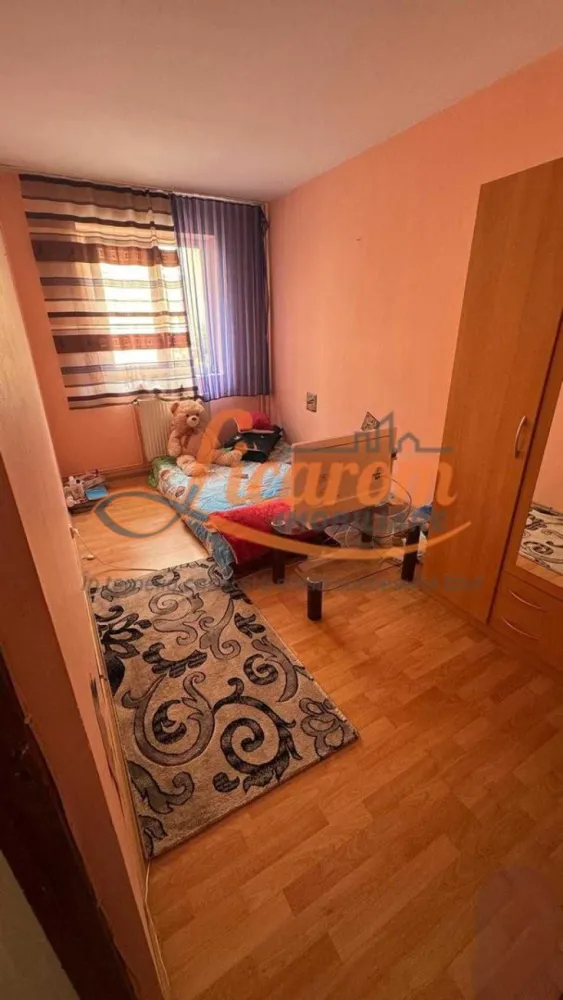 Apartament 3 camere decomandat Calea Bucuresti etaj 1/4 - Licarom imobiliare propune spre vanzare un apartament cu 3 camere situat in cartierul Astra zona Calea Bucuresti-Cocorului, zona foarte ușor accesibila. Apartamentul este situat la etajul 1/4 si are structura decomandata. Dispune de îmbunătățiri: centrala termica proprie, gresie si faianta, parchet laminat si geamuri termopan, inclusiv la balcon. Se vinde mobilat si utilat asa cum se vede in fotografii. Pretul este de 11300 euro usor negociabil. În proximitatea imobilului găsim scoli, gradinite, magazine, banci si stații RATBV. Pentru mai multe informatii si programari pentru vizionare, nu ezitati sa ne contactati la telefon 0723985424 Consultant imobiliar Liliana si 0741059397 Consultant imobiliar Calin.