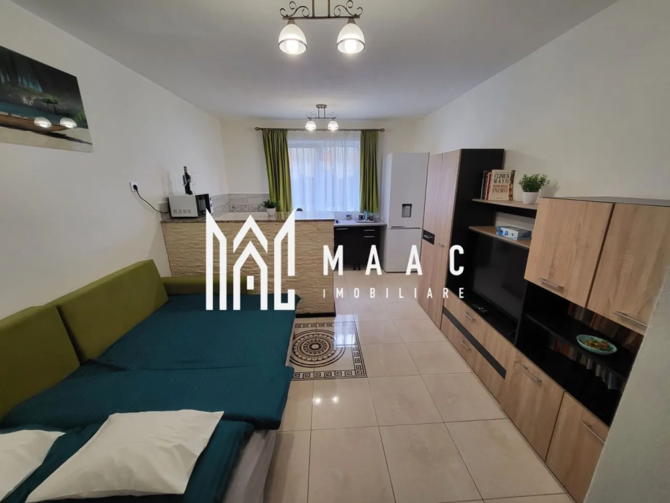 Apartament 1 Camera I Renovat I Investitie I Vasile Aaron - Se oferă spre vânzare garsonieră complet renovată, amplasată în zona Vasile Aaron, la parterul unui bloc bine întreținut, cu poziționare avantajoasă (pe mijloc – doar un perete exterior, eficientă termic). Detalii proprietate: Suprafață utilă: aprox. 25 mp Compartimentare: dormitor, bucătărie, 2 băi, hol Izolație termică exterioară Geamuri termopan Boiler electric Convector Se vinde mobilată și utilată complet, exact ca în fotografii Complet renovată, fără necesitatea unor investiții suplimentare Avantaje: Eficiență termică ridicată Ideală pentru regim hotelier – în prezent exploatată în acest mod, cu venituri constant Potrivită și pentru uz personal, oferind confort și funcționalitate Pentru mai multe informații sau o vizionare:ID: CP2667052 }}