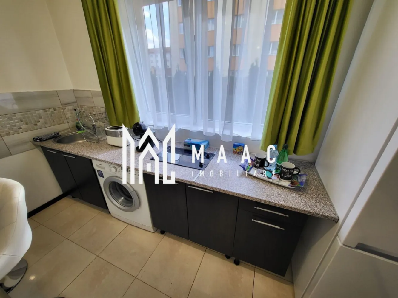 Apartament 1 Camera I Renovat I Investitie I Vasile Aaron - Se oferă spre vânzare garsonieră complet renovată, amplasată în zona Vasile Aaron, la parterul unui bloc bine întreținut, cu poziționare avantajoasă (pe mijloc – doar un perete exterior, eficientă termic). Detalii proprietate: Suprafață utilă: aprox. 25 mp Compartimentare: dormitor, bucătărie, 2 băi, hol Izolație termică exterioară Geamuri termopan Boiler electric Convector Se vinde mobilată și utilată complet, exact ca în fotografii Complet renovată, fără necesitatea unor investiții suplimentare Avantaje: Eficiență termică ridicată Ideală pentru regim hotelier – în prezent exploatată în acest mod, cu venituri constant Potrivită și pentru uz personal, oferind confort și funcționalitate Pentru mai multe informații sau o vizionare:ID: CP2667052 }}