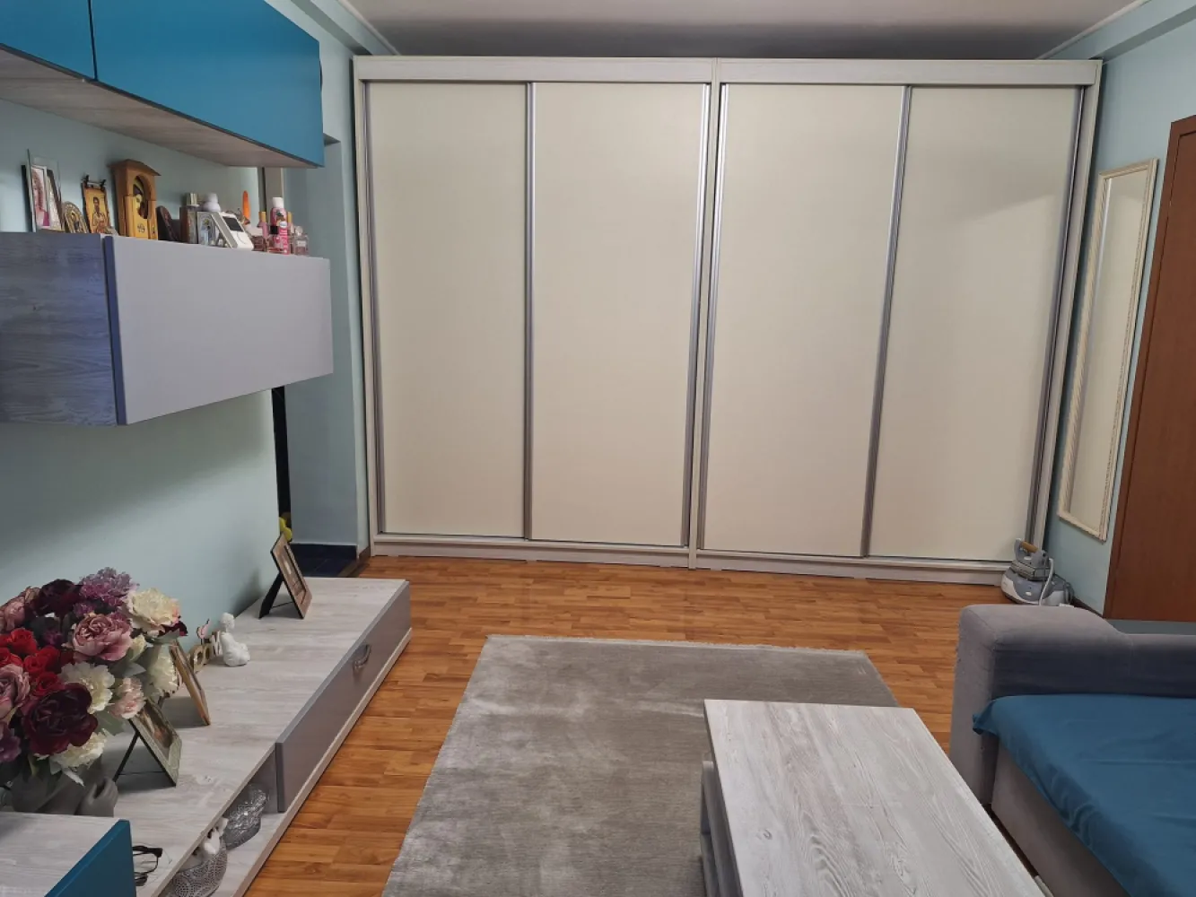 Apartament la Constanta 500 m de plajă ideal ptr locuit,închiriat sau cabinet - Va propunem spre vanzare o proprietate cu potential deosebit, amplasat central pe Bd. Ferdinand. Fiind situat la parter, spatiul este ideal psnfru o locuinta moderna, dar si ca sediu de firma (cabiet/birouri). Suprafata si comparimentare: 60 mp utili din care 48 mp apartamentul si 12 mp balconul construit cu autorizatie. Este inchis cu tamplarie de tip termopan ce functioneaza ca bariera fonica, eliminamd zgomotul bulevardului si asivurand liniste deplina in interior. Instalatiile termice si sanitare sunt schimbate. Dispune de centrala termica pe gaz Ariston ClasOne si sistem de aer conditionat. Se vinde mobilat si utilat, gata de mutare imediata. Dispune de loc de parcare situat chiar in fata apartamentului. Blocul este intretinut iar vecinii sunt linistiti. Accez rapid la puncte de interes scoli, gradinite, supermarketuri, statie autobuze, gara, cafenele, restaurante, obiective turistice. Prețul este discutabil la fața locului in functie de nevoile dvs.&nbsp;Pret usor neg 118 000 euroTel 0723621462&nbsp;