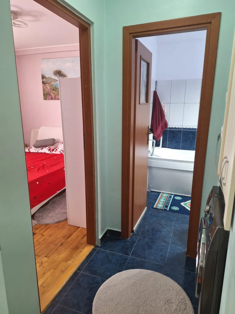 Apartament la Constanta 500 m de plajă ideal ptr locuit,închiriat sau cabinet - Va propunem spre vanzare o proprietate cu potential deosebit, amplasat central pe Bd. Ferdinand. Fiind situat la parter, spatiul este ideal psnfru o locuinta moderna, dar si ca sediu de firma (cabiet/birouri). Suprafata si comparimentare: 60 mp utili din care 48 mp apartamentul si 12 mp balconul construit cu autorizatie. Este inchis cu tamplarie de tip termopan ce functioneaza ca bariera fonica, eliminamd zgomotul bulevardului si asivurand liniste deplina in interior. Instalatiile termice si sanitare sunt schimbate. Dispune de centrala termica pe gaz Ariston ClasOne si sistem de aer conditionat. Se vinde mobilat si utilat, gata de mutare imediata. Dispune de loc de parcare situat chiar in fata apartamentului. Blocul este intretinut iar vecinii sunt linistiti. Accez rapid la puncte de interes scoli, gradinite, supermarketuri, statie autobuze, gara, cafenele, restaurante, obiective turistice. Prețul este discutabil la fața locului in functie de nevoile dvs.&nbsp;Pret usor neg 118 000 euroTel 0723621462&nbsp;