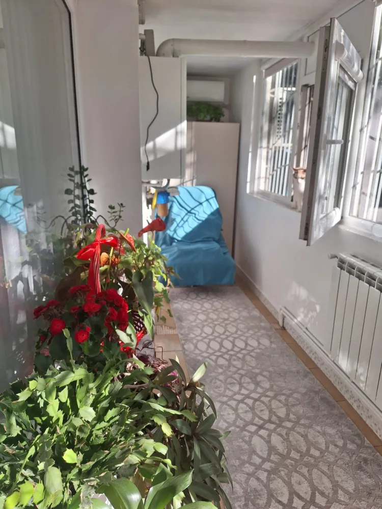 Apartament la Constanta 500 m de plajă ideal ptr locuit,închiriat sau cabinet - Va propunem spre vanzare o proprietate cu potential deosebit, amplasat central pe Bd. Ferdinand. Fiind situat la parter, spatiul este ideal psnfru o locuinta moderna, dar si ca sediu de firma (cabiet/birouri). Suprafata si comparimentare: 60 mp utili din care 48 mp apartamentul si 12 mp balconul construit cu autorizatie. Este inchis cu tamplarie de tip termopan ce functioneaza ca bariera fonica, eliminamd zgomotul bulevardului si asivurand liniste deplina in interior. Instalatiile termice si sanitare sunt schimbate. Dispune de centrala termica pe gaz Ariston ClasOne si sistem de aer conditionat. Se vinde mobilat si utilat, gata de mutare imediata. Dispune de loc de parcare situat chiar in fata apartamentului. Blocul este intretinut iar vecinii sunt linistiti. Accez rapid la puncte de interes scoli, gradinite, supermarketuri, statie autobuze, gara, cafenele, restaurante, obiective turistice. Prețul este discutabil la fața locului in functie de nevoile dvs.&nbsp;Pret usor neg 118 000 euroTel 0723621462&nbsp;