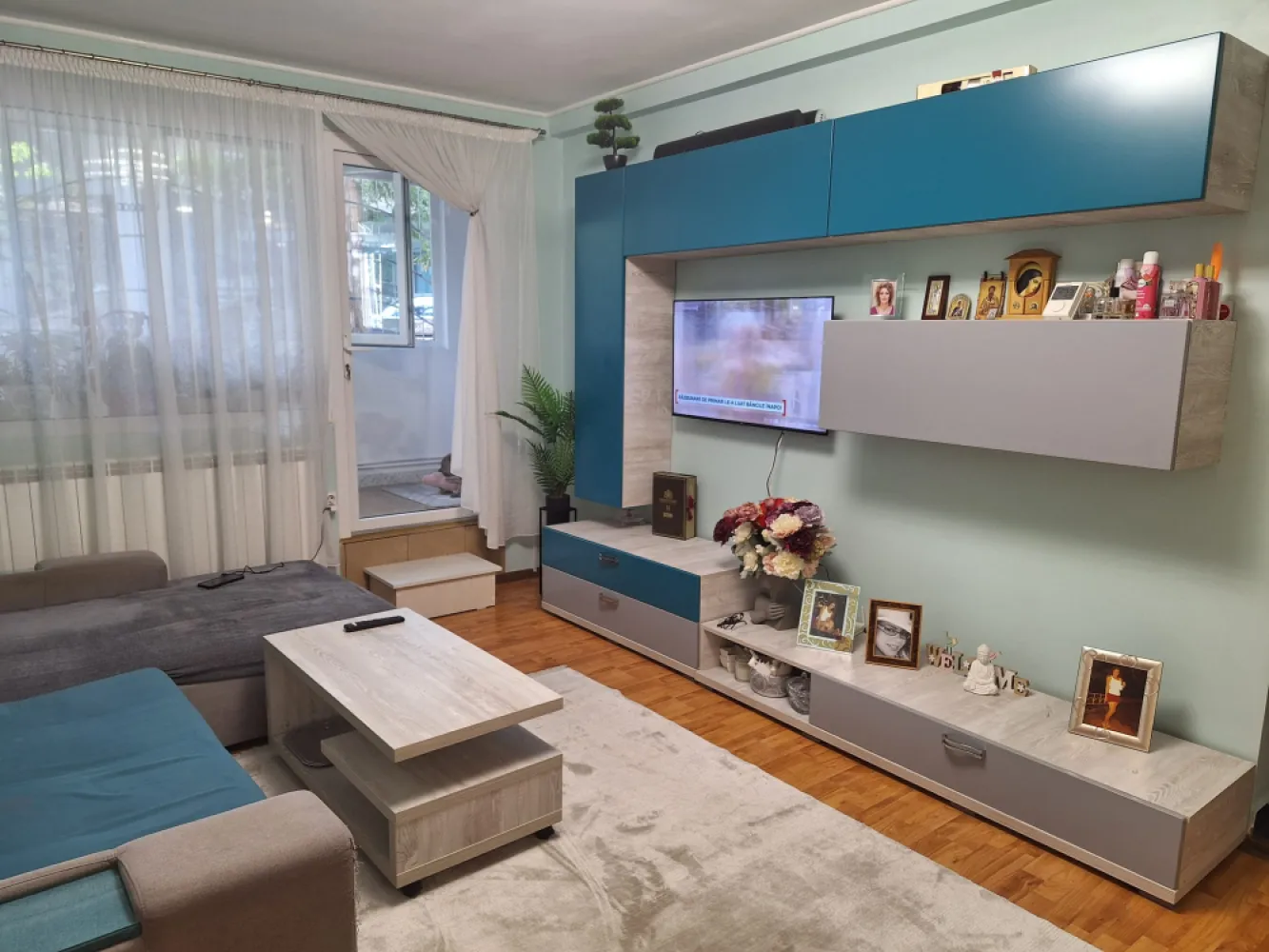 Apartament la Constanta 500 m de plajă ideal ptr locuit,închiriat sau cabinet - Va propunem spre vanzare o proprietate cu potential deosebit, amplasat central pe Bd. Ferdinand. Fiind situat la parter, spatiul este ideal psnfru o locuinta moderna, dar si ca sediu de firma (cabiet/birouri). Suprafata si comparimentare: 60 mp utili din care 48 mp apartamentul si 12 mp balconul construit cu autorizatie. Este inchis cu tamplarie de tip termopan ce functioneaza ca bariera fonica, eliminamd zgomotul bulevardului si asivurand liniste deplina in interior. Instalatiile termice si sanitare sunt schimbate. Dispune de centrala termica pe gaz Ariston ClasOne si sistem de aer conditionat. Se vinde mobilat si utilat, gata de mutare imediata. Dispune de loc de parcare situat chiar in fata apartamentului. Blocul este intretinut iar vecinii sunt linistiti. Accez rapid la puncte de interes scoli, gradinite, supermarketuri, statie autobuze, gara, cafenele, restaurante, obiective turistice. Prețul este discutabil la fața locului in functie de nevoile dvs.&nbsp;Pret usor neg 118 000 euroTel 0723621462&nbsp;