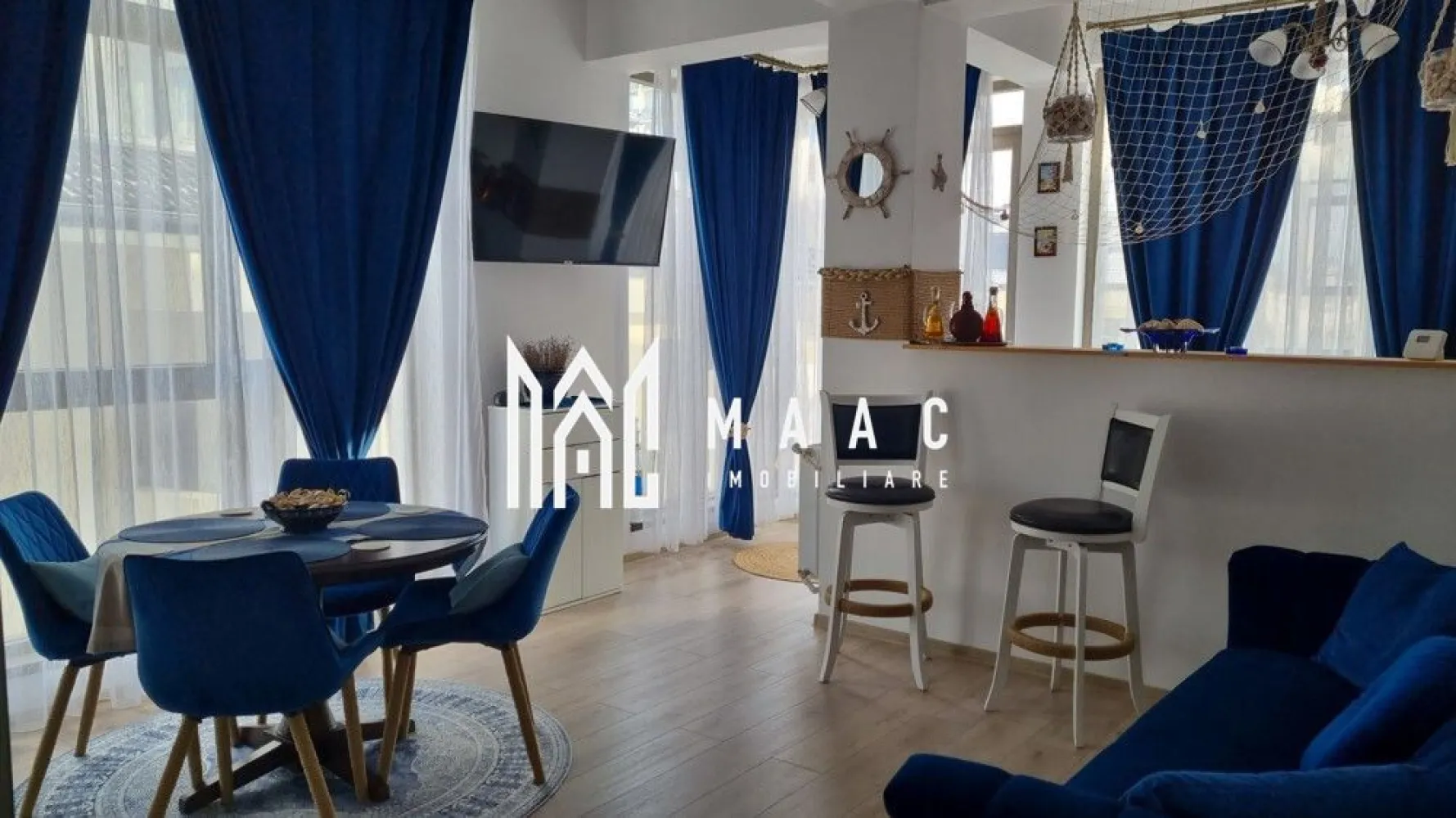 Apartament 3 camere I Decomandat I Doamna Stanca - MAAC Imobiliare vă propune spre vânzare un apartament cu 3 camere decomandat, situat la etajul 2 din 3 al unui imobil amplasat în zona Doamna Stanca, o zonă în plină dezvoltare, cu acces rapid către centre comerciale, spații de agrement și unități de învățământ.

Locuința beneficiază de o compartimentare practică și funcțională, oferind spații bine delimitate și confort pentru întreaga familie.

Compartimentare:
-Hol de intrare
-Living
-2 dormitoare
-Bucătărie open space
-Baie cu geam de aerisire
-Grup sanitar de serviciu

Aferent proprietății:
-Loc de parcare inclus

Apartamentul reprezintă o opțiune potrivită atât pentru locuință proprie, cât și pentru investiție, datorită poziționării într-o zonă rezidențială modernă, cu infrastructură în dezvoltare și acces facil către principalele puncte de interes.

Pentru mai multe detalii și programarea unei vizionări, vă rugăm să menționați la telefon numărul CP1987662.
