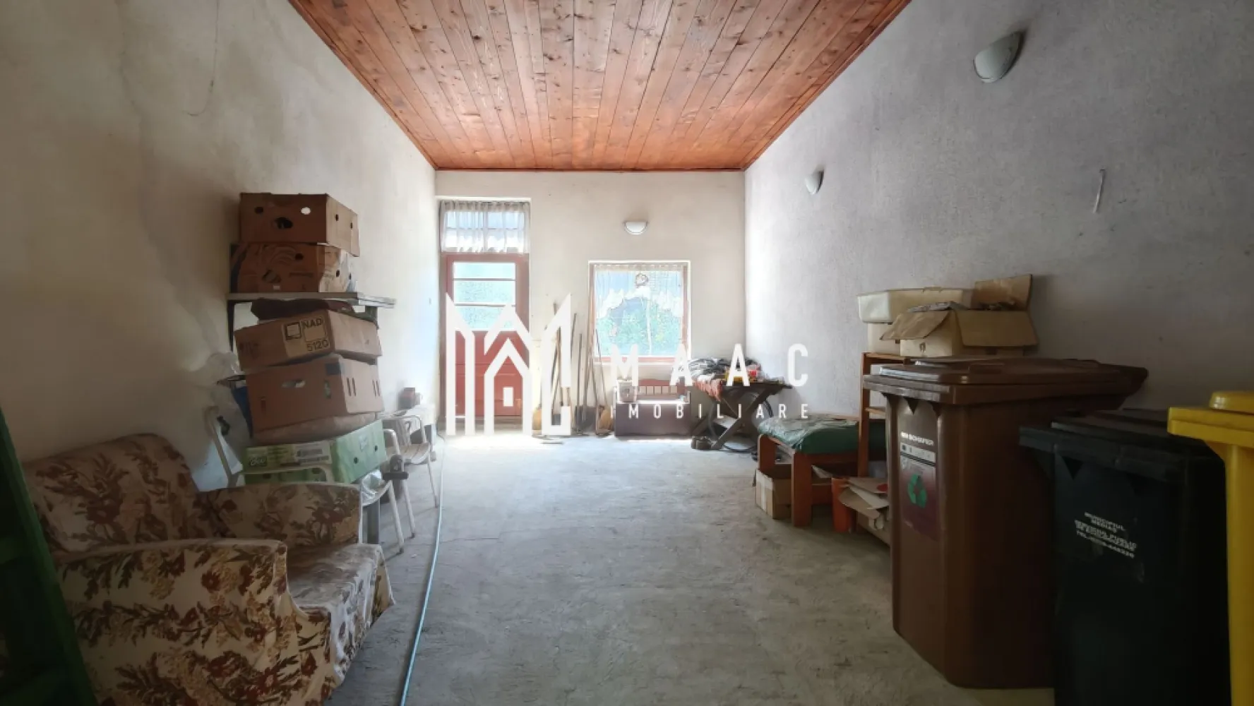 Casă individuală I 2 corpuri I Garaj I Grădină I Mediaș - MAAC Imobiliare vă propune o casă singur în curte, pe o stradă liniștită din Mediaș, la 14 minute de mers pe jos de centru, amplasată pe un teren de 360 mp și compusă din două corpuri: o casă veche locuibilă și o casă nouă cu structură finalizată, de finisat după preferințe. Casa veche — 70 mp Compartimentare: 3 camere, bucătărie, cămară, antreu, baie. Stare: locuibilă, parțial mobilată. Modernizări: baie modernizată (chiuvetă, WC, baterii, cazan, țevi de cupru aparente); ferestre termopan în antreu; 5 uși înlocuite cu modele noi; instalație electrică modernizată, cu panou nou de siguranțe. Încălzire: două sobe mari de teracotă, reconstruite, cu 8 fumuri. Casa nouă — 98,77 mp total Parter (54,77 mp): bucătărie 19,69 mp, cămară, garaj 22,67 mp, acces la pivniță. Mansardă (44 mp): 3 camere decomandate din hol + WC de serviciu. Pivniță (12,89 mp): pereți din piatră de cuarț, potrivită pentru depozitare sau adăpost. Acoperiș: refăcut în 2006 (consolidare, astereală completă, țiglă nouă). Stadiu: construcția a fost oprită după structură și acoperiș; finisajele și termoizolația rămân la alegerea viitorului proprietar. Exterior și anexe Curte pavată cu zonă pentru terasă, spațiu pentru grătar și petreceri în aer liber. Grădină îngrijită, însorită, cu viță de vie și pomi. Magazie utilă pentru depozitare. Utilități: apa pluvială din curte este racordată la canalizare. Documente și disponibilitate Certificat de performanță energetică emis la 12.07.2024. Proprietate liberă, cu ocupare imediată după finalizarea vânzării. Vizionări: proprietatea este deschisă clienților interesați. De ce merită văzută Două corpuri pe același teren: locuiești imediat în casa veche și îți finisezi casa nouă după gust și buget. Liniște, curte proprie și grădină însorită, la distanță pietonală de centru. Îți dorești liniște aproape de centru și libertatea de a-ți personaliza locuința? Programează o vizionare, specificând ID CP2664831. }}