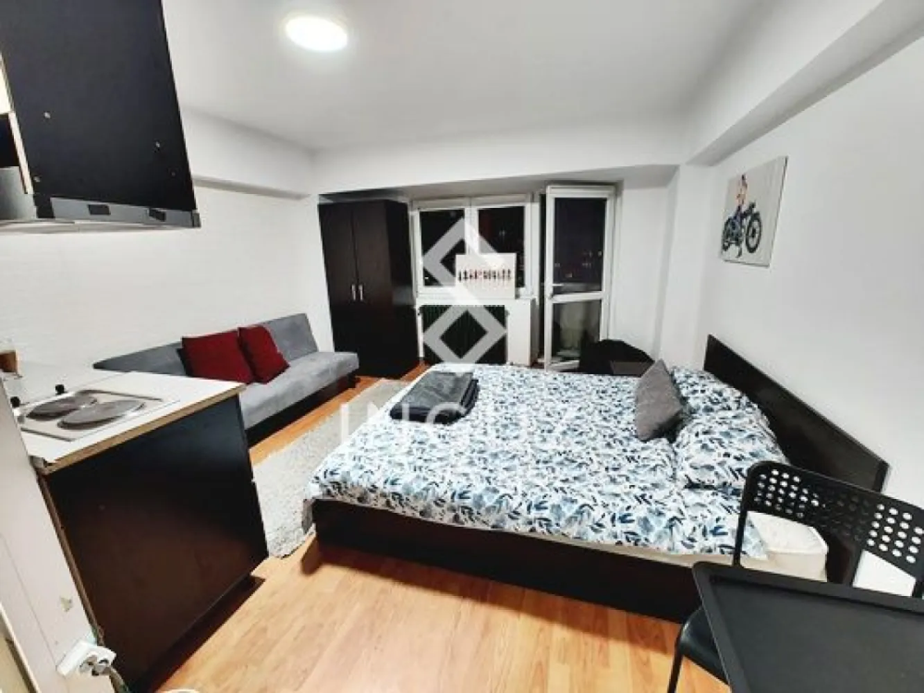 Garsonieră de închiriat – Bulevardul Unirii nr. 70 | Ultracentral - Garsonieră de închiriat – Bulevardul Unirii nr. 70 | Ultracentral București | locație premium

Se oferă spre închiriere o garsonieră situată pe Bulevardul Unirii nr. 70, într-una dintre cele mai dorite și centrale zone din București, la doar câteva minute de Piața Unirii și stația de metrou.

Imobilul este format din 7 etaje + etaj tehnic, iar garsoniera este amplasată la etajul 7, beneficiind de o poziționare excelentă într-un bloc solid, într-o zonă cu acces rapid către toate punctele importante ale orașului.

Locația este una premium, ideală pentru cei care își doresc acces instant la transport, centre comerciale, restaurante și toate facilitățile zonei ultracentrale.

Detalii proprietate:

Suprafață: 27 mp
Compartimentare tip studio, eficient utilizată
Etaj: 7 din 7 + etaj tehnic al clădirii
Locație ultracentrală – Bulevardul Unirii
Acces rapid la metrou și mijloace de transport

Condiții de închiriere:

Chirie: 550 Euro / lună (inclusiv utilități)
Garanție: 1 lună
Comision: 50% din valoarea chiriei
Contract pe termen lung

O oportunitate excelentă pentru cei care caută o locație premium în centrul Bucureștiului, cu cost fix lunar și acces imediat la tot ce este important.