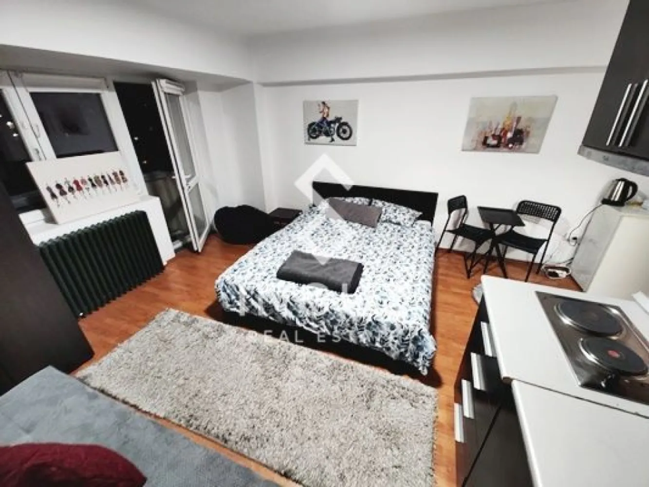 Garsonieră de închiriat – Bulevardul Unirii nr. 70 | Ultracentral - Garsonieră de închiriat – Bulevardul Unirii nr. 70 | Ultracentral București | locație premium

Se oferă spre închiriere o garsonieră situată pe Bulevardul Unirii nr. 70, într-una dintre cele mai dorite și centrale zone din București, la doar câteva minute de Piața Unirii și stația de metrou.

Imobilul este format din 7 etaje + etaj tehnic, iar garsoniera este amplasată la etajul 7, beneficiind de o poziționare excelentă într-un bloc solid, într-o zonă cu acces rapid către toate punctele importante ale orașului.

Locația este una premium, ideală pentru cei care își doresc acces instant la transport, centre comerciale, restaurante și toate facilitățile zonei ultracentrale.

Detalii proprietate:

Suprafață: 27 mp
Compartimentare tip studio, eficient utilizată
Etaj: 7 din 7 + etaj tehnic al clădirii
Locație ultracentrală – Bulevardul Unirii
Acces rapid la metrou și mijloace de transport

Condiții de închiriere:

Chirie: 550 Euro / lună (inclusiv utilități)
Garanție: 1 lună
Comision: 50% din valoarea chiriei
Contract pe termen lung

O oportunitate excelentă pentru cei care caută o locație premium în centrul Bucureștiului, cu cost fix lunar și acces imediat la tot ce este important.