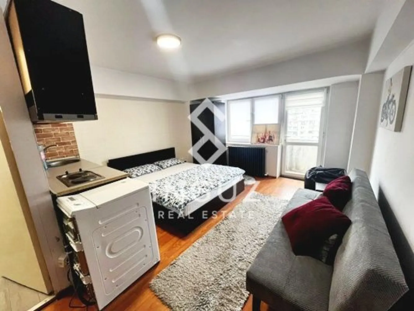 Garsonieră de închiriat – Bulevardul Unirii nr. 70 | Ultracentral - Garsonieră de închiriat – Bulevardul Unirii nr. 70 | Ultracentral București | locație premium

Se oferă spre închiriere o garsonieră situată pe Bulevardul Unirii nr. 70, într-una dintre cele mai dorite și centrale zone din București, la doar câteva minute de Piața Unirii și stația de metrou.

Imobilul este format din 7 etaje + etaj tehnic, iar garsoniera este amplasată la etajul 7, beneficiind de o poziționare excelentă într-un bloc solid, într-o zonă cu acces rapid către toate punctele importante ale orașului.

Locația este una premium, ideală pentru cei care își doresc acces instant la transport, centre comerciale, restaurante și toate facilitățile zonei ultracentrale.

Detalii proprietate:

Suprafață: 27 mp
Compartimentare tip studio, eficient utilizată
Etaj: 7 din 7 + etaj tehnic al clădirii
Locație ultracentrală – Bulevardul Unirii
Acces rapid la metrou și mijloace de transport

Condiții de închiriere:

Chirie: 550 Euro / lună (inclusiv utilități)
Garanție: 1 lună
Comision: 50% din valoarea chiriei
Contract pe termen lung

O oportunitate excelentă pentru cei care caută o locație premium în centrul Bucureștiului, cu cost fix lunar și acces imediat la tot ce este important.