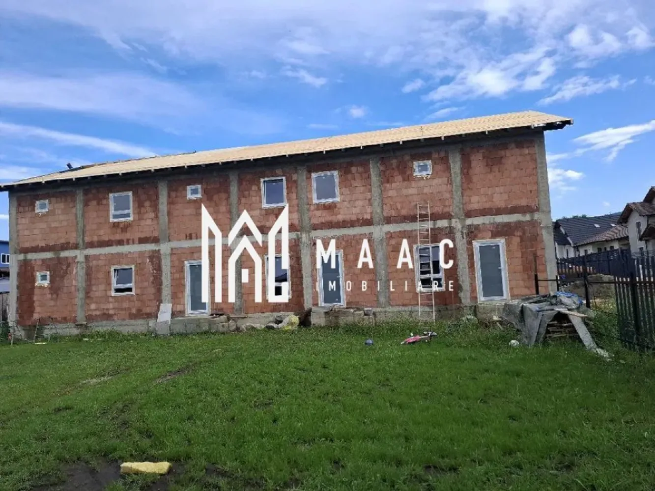 Casa | Garsoniere | Apartament | Spatiu comercial | Cisnadie - MAAC Imobiliare va prezinta o proprietate mixtă – rezidențial și comercial, amplasata în Cisnădie. Caracteristici: Suprafață utilă totală: 350 mp Structură: Parter + Etaj (P+1) Teren: 500 mp Amplasare: zonă foarte bună, cu vizibilitate excelentă și acces rapid la punctele de interes din Cisnădie Se vinde exact ca în fotografii, lăsând cumpărătorului libertatea de amenajare conform dorințelor Componență și funcționalitate: Spații comerciale 2 unități comerciale individuale Fiecare cu suprafață de 46 mp Intrări separate direct din stradă Ideal pentru magazine, birouri, servicii sau închiriere 3 apartamente, fiecare cu compartimentare practică si 1 garsonieră Pentru mai multe detalii precizati telefonic ca ati vazut anuntul cu ID: CP2662968 }}