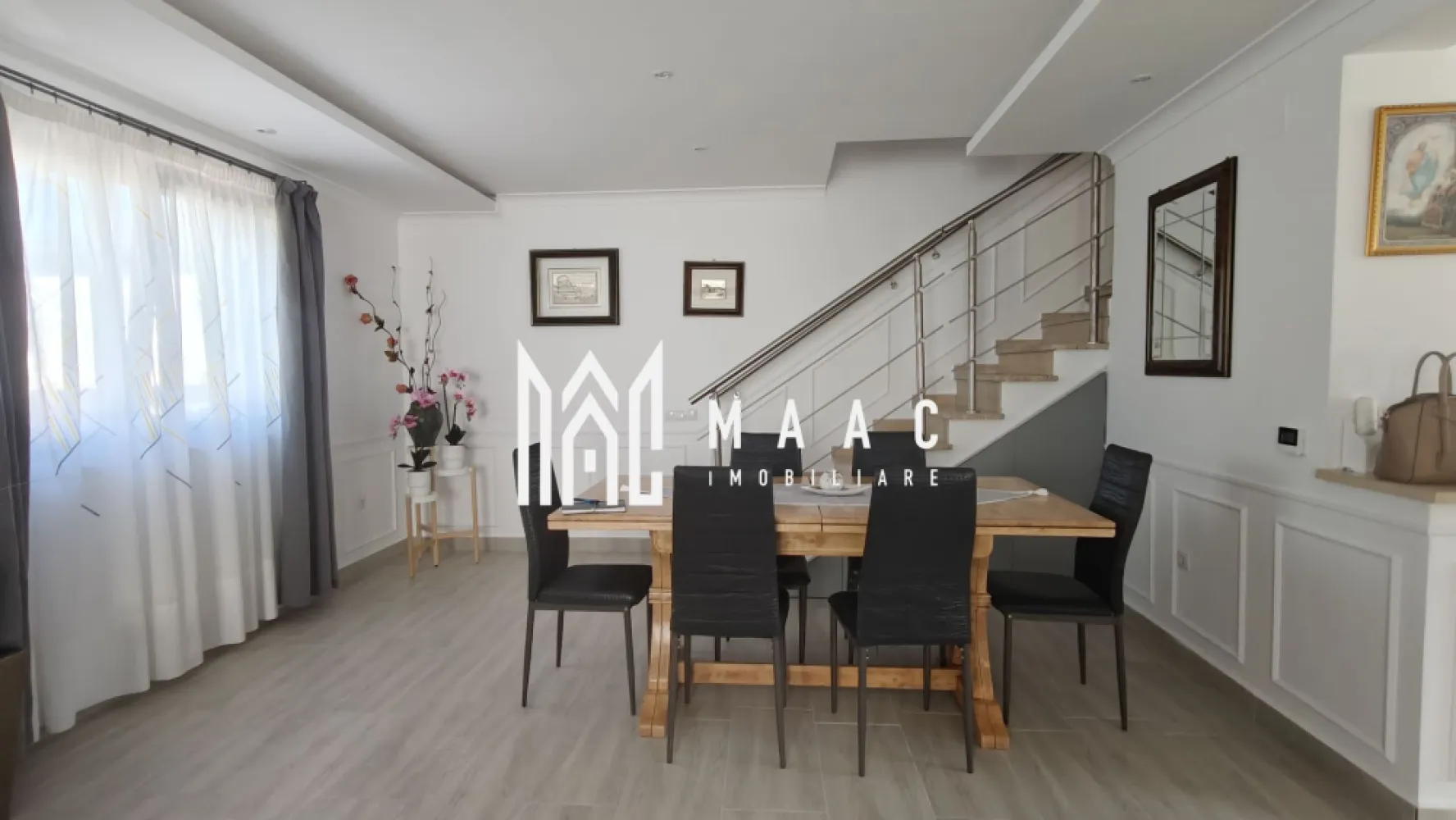 Casă individuală I 4 Camere I Utilată I Acces auto I Cristian - MAAC Imobiliare propune spre vânzare o casă individuală situată în localitatea Cristian, o zonă pitorească și liniștită, aflată în imediata apropiere a Sibiului. Proprietatea oferă un echilibru ideal între confortul modern și liniștea unei comunități retrase. Caracteristici generale: An construcție: 2017 Regim de înălțime: Parter + Mansardă (P+M) Compartimentare: Decomandată Compartimentare: Parter: Living cu bucătărie open space ,zonă de dining, baie de serviciu, scări interioare din beton placate cu travertin. Mansardă: 3 camere, baie principală, acces către pod (spațiu de depozitare), balcon. Construcție din cărămidă cu izolație exterioară, placă de beton între etaje, acoperiș din țiglă ceramică, pod izolat cu vată bazaltică, geamuri tripan Barrier cu pervaze din travertin. Dotări și confort: mobilier realizat la comandă, amenajare interioară cu bun gust, centrală termică proprie, încălzire în pardoseală la parte, calorifere la etaj. Toate utilitățile disponibile. Curte cu acces auto neamenajată. Cristian este o alegere inspirată pentru cei care caută o locuință complet echipată, într-un cadru natural, dar cu acces facil către oraș. Această proprietate oferă o oportunitate rară de a te muta într-o casă gata de locuit, fără compromisuri. Contactează-ne pentru detalii și programarea unei vizionări, specificând ID CP2661657. }}