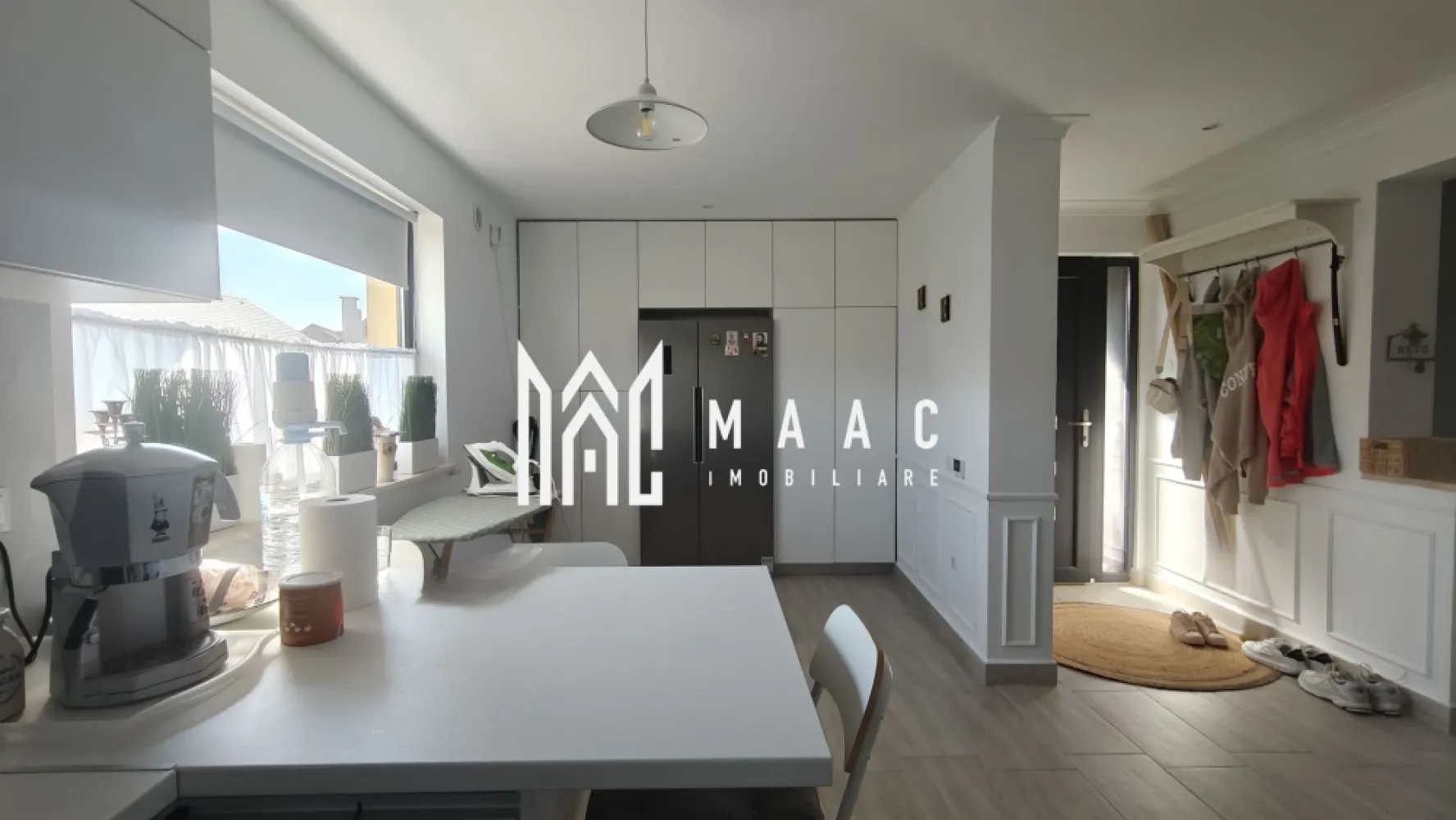 Casă individuală I 4 Camere I Utilată I Acces auto I Cristian - MAAC Imobiliare propune spre vânzare o casă individuală situată în localitatea Cristian, o zonă pitorească și liniștită, aflată în imediata apropiere a Sibiului. Proprietatea oferă un echilibru ideal între confortul modern și liniștea unei comunități retrase. Caracteristici generale: An construcție: 2017 Regim de înălțime: Parter + Mansardă (P+M) Compartimentare: Decomandată Compartimentare: Parter: Living cu bucătărie open space ,zonă de dining, baie de serviciu, scări interioare din beton placate cu travertin. Mansardă: 3 camere, baie principală, acces către pod (spațiu de depozitare), balcon. Construcție din cărămidă cu izolație exterioară, placă de beton între etaje, acoperiș din țiglă ceramică, pod izolat cu vată bazaltică, geamuri tripan Barrier cu pervaze din travertin. Dotări și confort: mobilier realizat la comandă, amenajare interioară cu bun gust, centrală termică proprie, încălzire în pardoseală la parte, calorifere la etaj. Toate utilitățile disponibile. Curte cu acces auto neamenajată. Cristian este o alegere inspirată pentru cei care caută o locuință complet echipată, într-un cadru natural, dar cu acces facil către oraș. Această proprietate oferă o oportunitate rară de a te muta într-o casă gata de locuit, fără compromisuri. Contactează-ne pentru detalii și programarea unei vizionări, specificând ID CP2661657. }}