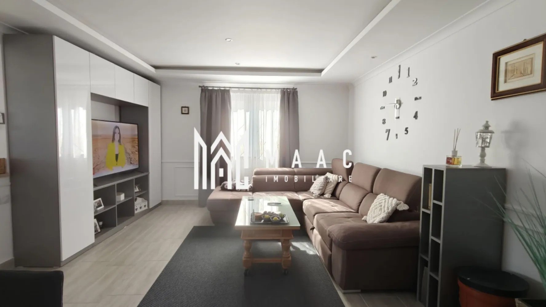 Casă individuală I 4 Camere I Utilată I Acces auto I Cristian - MAAC Imobiliare propune spre vânzare o casă individuală situată în localitatea Cristian, o zonă pitorească și liniștită, aflată în imediata apropiere a Sibiului. Proprietatea oferă un echilibru ideal între confortul modern și liniștea unei comunități retrase. Caracteristici generale: An construcție: 2017 Regim de înălțime: Parter + Mansardă (P+M) Compartimentare: Decomandată Compartimentare: Parter: Living cu bucătărie open space ,zonă de dining, baie de serviciu, scări interioare din beton placate cu travertin. Mansardă: 3 camere, baie principală, acces către pod (spațiu de depozitare), balcon. Construcție din cărămidă cu izolație exterioară, placă de beton între etaje, acoperiș din țiglă ceramică, pod izolat cu vată bazaltică, geamuri tripan Barrier cu pervaze din travertin. Dotări și confort: mobilier realizat la comandă, amenajare interioară cu bun gust, centrală termică proprie, încălzire în pardoseală la parte, calorifere la etaj. Toate utilitățile disponibile. Curte cu acces auto neamenajată. Cristian este o alegere inspirată pentru cei care caută o locuință complet echipată, într-un cadru natural, dar cu acces facil către oraș. Această proprietate oferă o oportunitate rară de a te muta într-o casă gata de locuit, fără compromisuri. Contactează-ne pentru detalii și programarea unei vizionări, specificând ID CP2661657. }}