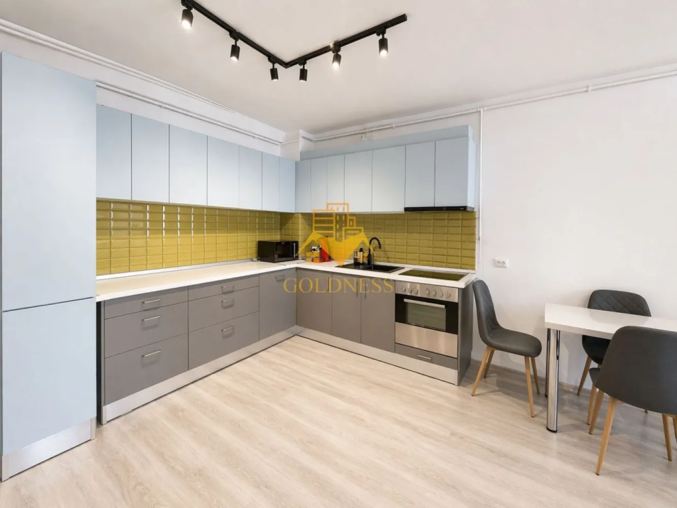 2 Camere Openspace, Petfriendly,Iris, Parcare, Auchan, Lidl, 18 Gym. - GOLDNESS Imobiliare vă propune spre închiriere un apartament cu 2 camere complet mobilat și utilat, la etajul 7 într-un imobil de 8 etaje, în Cartierul Iris.
Parcare exterioara 50E lunar!
Se află în apropierea stațiilor de transport în comun, magazine, restaurante, spații verzi, farmacii, etc. 

Apartamentul este compartimentat astfel:
 - dormitor cu pat matrimonial, dressing, noptiere
 - living cu bucatarie open space complet utilată și mobilată, canapea extensibilă, loc de servit masa 
 - baie cu cada, calorifer port prosop și dulap pentru depozitare.
 - balcon 5 mp.

Imobilul este dotat cu toate cele necesare- centrală proprie, frigider, aragaz, hotă, mașină de spălat haine, etc. 

Dacă sunteți interesați de acest apartament și doriți să îl vizionați, dar și pentru alte oferte nu ezitați să ne contactați telefonic sau prin e-mail. Vă stăm la dispoziție!
Pentru intermediere se percepe un comision de 50% din prețul chiriei!