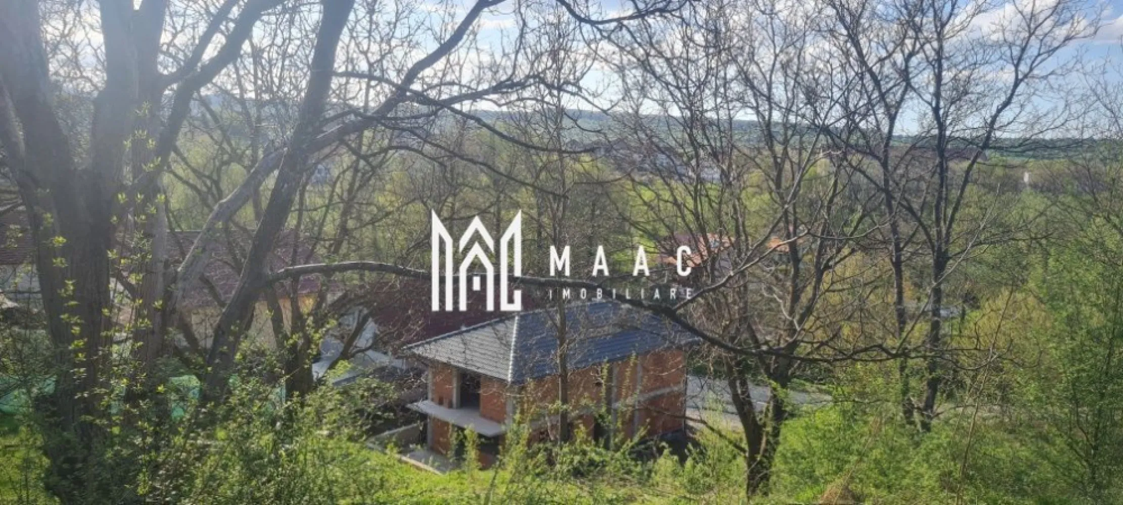 Casă de vânzare | 160 Mp | Cisnadie - MAAC Imobiliare vă oferă spre vânzare o casă individuală deosebită, situată într-o zonă frumoasă și liniștită din Cisnădie, cu un peisaj natural superb și un ambient ideal pentru familie. Această proprietate se remarcă prin calitatea construcției, compartimentarea inteligentă și suprafața generoasă a terenului. Suprafață utilă: aprox. 160 mp Teren total: 925 mp Amprentă la sol: 100 mp Regim de înălțime: P + 1 + Pod (placă de beton) Compartimentare eficientă și bine gândită: Parter: Living spațios și luminos Bucătărie separată Cămară Cameră tehnică Dressing Baie Terasă + balcon Etaj: Dormitor matrimonial cu baie proprie și balcon Două dormitoare secundare, fiecare cu balcon Baie comună Dressing Pod: Pod cu placă de beton – ideal pentru spațiu de depozitare - Alte beneficii: Teren împrejmuit complet, cu nuc matur în grădină – un element natural valoros și estetic Casă construită cu materiale de cea mai bună calitate, conform unui proiect profesionist, bazat pe standarde moderne de durabilitate și eficiență Facturi și certificate de calitate disponibile pentru toate materialele utilizate: cărămidă, beton, fier-beton, tiglă, coș de fum, sistem pluvial etc. Documentație completă, inclusiv poze din fiecare etapă a construcției – se poate verifica clar utilizarea materialelor Locație: Cisnădie – zonă rezidențială liniștită Situată într-o zonă de case, ferită de aglomerație, dar cu acces facil către Sibiu, această locuință este ideală pentru cei care caută un stil de viață confortabil, în natură, dar aproape de oraș. 📞 Pentru mai multe detalii sau pentru a programa o vizionare, te rugăm să ne contactezi, menționând ID: CP2661384 }}