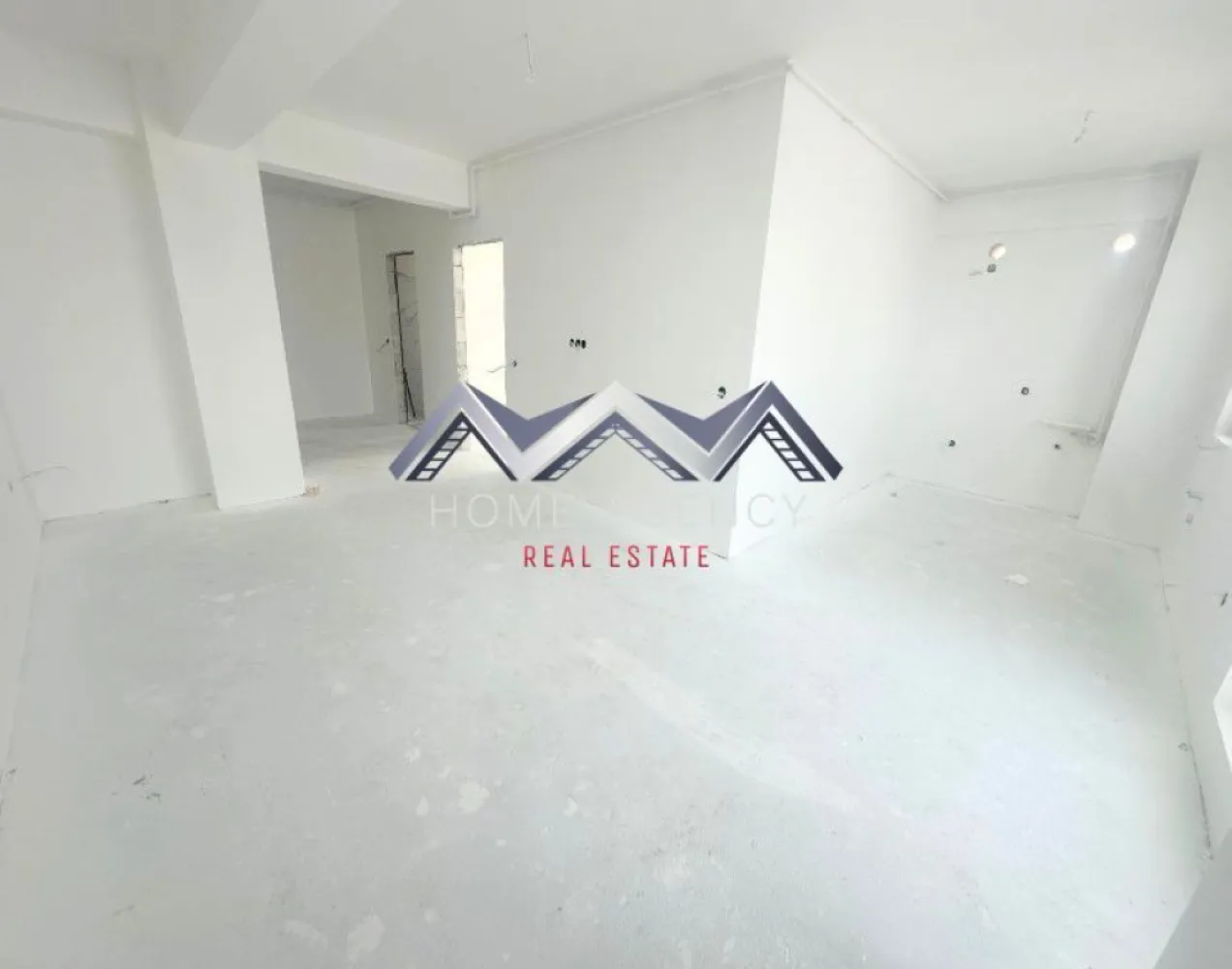 Apartament 2 camere Otopeni - bucătărie retrasă, parcare - Vă propunem, spre vânzare, un apartament cu 2 camere și bucătărie retrasă (se poate închide dacă se dorește), situat într-un ansamblu rezidențial nou din Otopeni, un proiect aflat în plină dezvoltare și conceput pentru confort, funcționalitate și un stil de viață echilibrat. Localizarea excelentă, cu acces rapid către DN1, Aeroport, Centură, București și către principalele puncte de interes din Nordul Capitalei, transformă această locuință într-o alegere potrivită atât pentru rezidență permanentă, cât și pentru investiție. Această variantă de compartimentare se remarcă printr-o organizare eficientă a spațiilor, oferind o bucătărie retrasă și complet separată de zona de zi. Holuri generoase permit integrarea unor spații suplimentare de depozitare, contribuind la un confort ridicat zi cu zi. Apartamentele se predau "la cheie", cu finisaje moderne incluse, astfel încât viitorii proprietari să se bucure de o locuință complet funcțională încă din prima zi. Baia este echipată cu gresie, faianță și obiecte sanitare, iar centrala termică proprie asigură independență și flexibilitate în gestionarea consumului. Fiecare unitate este proiectată pentru a oferi confort pe termen lung și un stil de viață echilibrat. Imobilul se predă racordat la toate utilitățile publice. Disponibilitate multiplă, inclusiv la demisol (preț mai avantajos). Prețul include un loc de parcare propriu, un avantaj ideal. Achiziția se face direct de la dezvoltator, cu comision zero, iar prețul afișat nu include TVA. Pentru planurile detaliate, informații complete despre compartimentare sau pentru programarea unei vizite pe șantier, echipa noastră de vânzări îți stă la dispoziție. Sună acum!