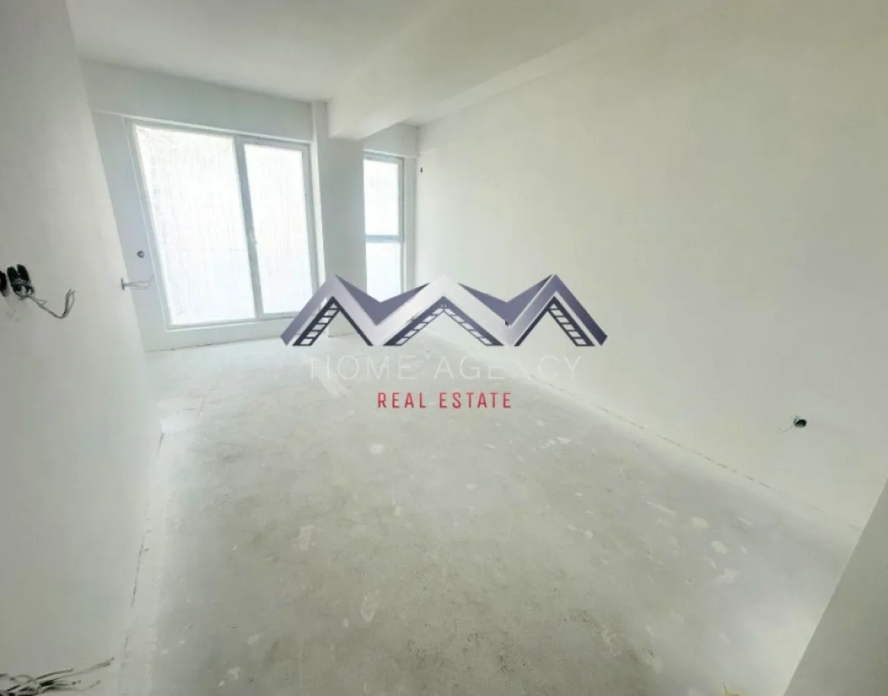 Apartament 2 camere Otopeni - bucătărie retrasă, parcare - Vă propunem, spre vânzare, un apartament cu 2 camere și bucătărie retrasă (se poate închide dacă se dorește), situat într-un ansamblu rezidențial nou din Otopeni, un proiect aflat în plină dezvoltare și conceput pentru confort, funcționalitate și un stil de viață echilibrat. Localizarea excelentă, cu acces rapid către DN1, Aeroport, Centură, București și către principalele puncte de interes din Nordul Capitalei, transformă această locuință într-o alegere potrivită atât pentru rezidență permanentă, cât și pentru investiție. Această variantă de compartimentare se remarcă printr-o organizare eficientă a spațiilor, oferind o bucătărie retrasă și complet separată de zona de zi. Holuri generoase permit integrarea unor spații suplimentare de depozitare, contribuind la un confort ridicat zi cu zi. Apartamentele se predau "la cheie", cu finisaje moderne incluse, astfel încât viitorii proprietari să se bucure de o locuință complet funcțională încă din prima zi. Baia este echipată cu gresie, faianță și obiecte sanitare, iar centrala termică proprie asigură independență și flexibilitate în gestionarea consumului. Fiecare unitate este proiectată pentru a oferi confort pe termen lung și un stil de viață echilibrat. Imobilul se predă racordat la toate utilitățile publice. Disponibilitate multiplă, inclusiv la demisol (preț mai avantajos). Prețul include un loc de parcare propriu, un avantaj ideal. Achiziția se face direct de la dezvoltator, cu comision zero, iar prețul afișat nu include TVA. Pentru planurile detaliate, informații complete despre compartimentare sau pentru programarea unei vizite pe șantier, echipa noastră de vânzări îți stă la dispoziție. Sună acum!
