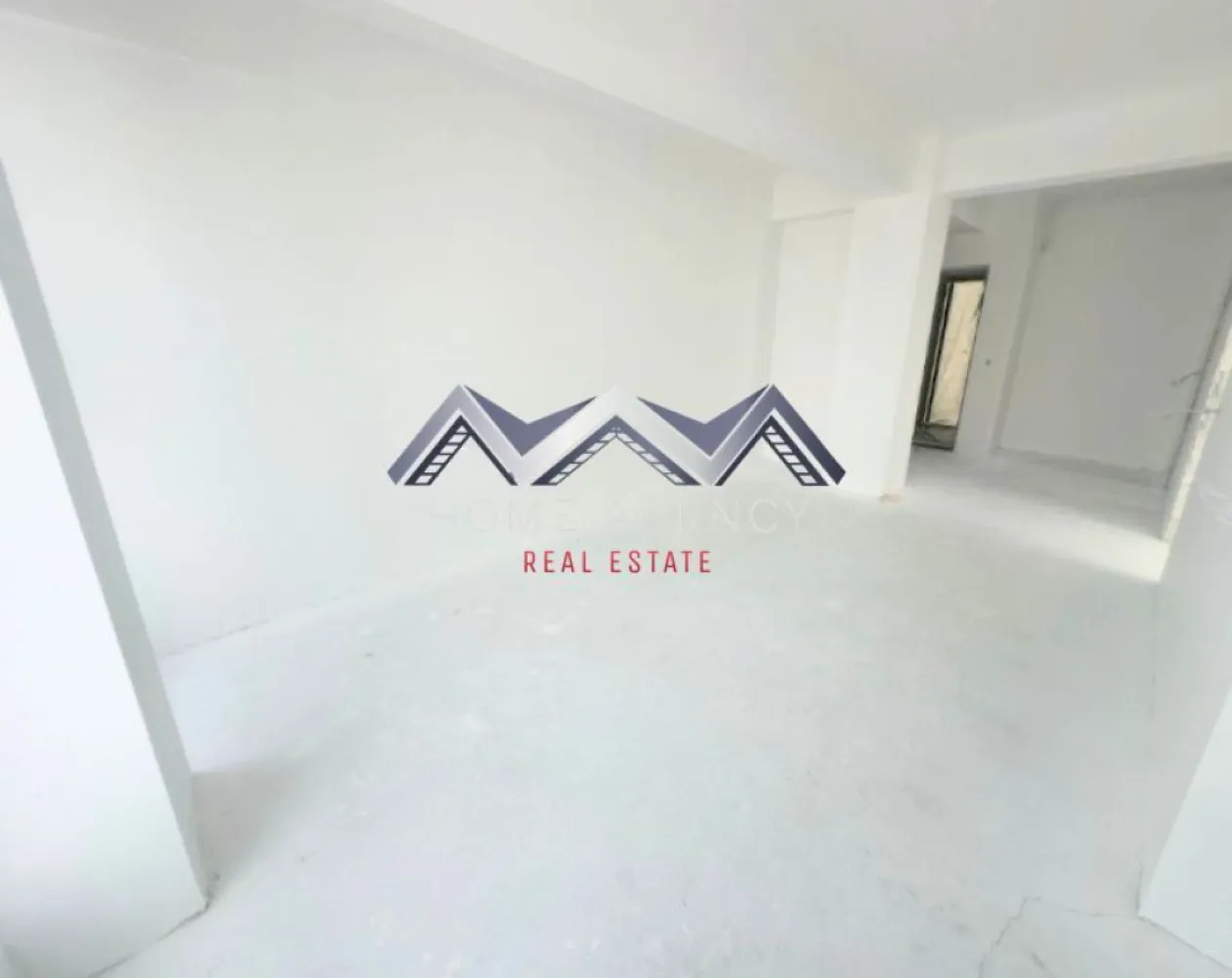 Apartament 2 camere Otopeni - bucătărie retrasă, parcare - Vă propunem, spre vânzare, un apartament cu 2 camere și bucătărie retrasă (se poate închide dacă se dorește), situat într-un ansamblu rezidențial nou din Otopeni, un proiect aflat în plină dezvoltare și conceput pentru confort, funcționalitate și un stil de viață echilibrat. Localizarea excelentă, cu acces rapid către DN1, Aeroport, Centură, București și către principalele puncte de interes din Nordul Capitalei, transformă această locuință într-o alegere potrivită atât pentru rezidență permanentă, cât și pentru investiție. Această variantă de compartimentare se remarcă printr-o organizare eficientă a spațiilor, oferind o bucătărie retrasă și complet separată de zona de zi. Holuri generoase permit integrarea unor spații suplimentare de depozitare, contribuind la un confort ridicat zi cu zi. Apartamentele se predau "la cheie", cu finisaje moderne incluse, astfel încât viitorii proprietari să se bucure de o locuință complet funcțională încă din prima zi. Baia este echipată cu gresie, faianță și obiecte sanitare, iar centrala termică proprie asigură independență și flexibilitate în gestionarea consumului. Fiecare unitate este proiectată pentru a oferi confort pe termen lung și un stil de viață echilibrat. Imobilul se predă racordat la toate utilitățile publice. Disponibilitate multiplă, inclusiv la demisol (preț mai avantajos). Prețul include un loc de parcare propriu, un avantaj ideal. Achiziția se face direct de la dezvoltator, cu comision zero, iar prețul afișat nu include TVA. Pentru planurile detaliate, informații complete despre compartimentare sau pentru programarea unei vizite pe șantier, echipa noastră de vânzări îți stă la dispoziție. Sună acum!