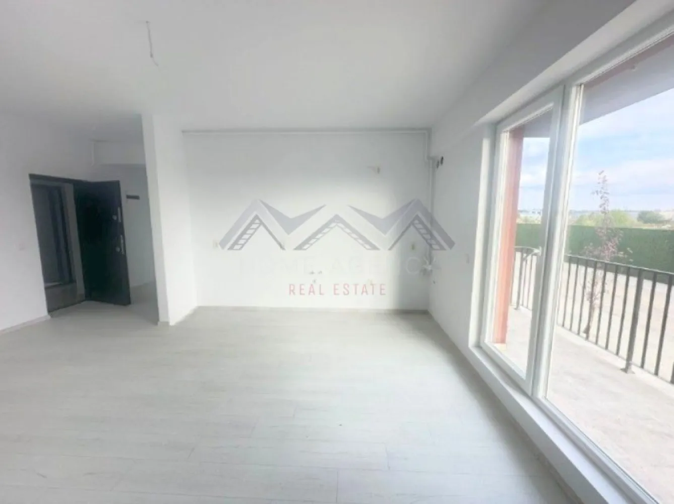 Apartament 2 camere 50 mp | Otopeni central | comision 0 - Achiziția se realizează direct de la dezvoltator, fără perceperea vreunui comision din partea cumpărătorului. Oferim consultanță gratuită pe întreaga durată a procesului de achiziție, asigurând suport specializat la fiecare etapă. De asemenea, la solicitare, punem la dispoziție servicii de brokeraj financiar, fără costuri suplimentare, pentru identificarea celor mai avantajoase soluții de finanțare adaptate nevoilor dumneavoastră.

Vă prezentăm, spre vânzare, un apartament modern cu 2 camere foarte spațios, ce dispune de 50.30 mp utili și un balcon generos de 4.80 mp, ideal pentru momente de relaxare. Compartimentarea este practică și eficientă. Luminozitatea naturală este asigurată pe tot parcursul zilei datorită orientării avantajoase pe Sud, iar apartamentul se diferențiază prin designul aerisit și bine proporționat.

Apartamentul este disponibil la parter (înalt), în cadrul unui bloc cu regim de înălțime redus (D+P+3r), situat în zona centrală a orașului Otopeni. Accesul în complex este securizat prin barieră, ceea ce conferă siguranță și liniște viitorilor proprietari. Chiar la intrarea în complex existând o stație de autobuz (Linia Albastră), iar în imediata vecinătate regăsiți Mega Image non-stop, Lidl, Penny, precum și proiecte comerciale importante în dezvoltare. De asemenea, accesul către Centura Bucureștiului, DN1, Aeroportul Henri Coandă și zona Pipera este rapid și facil.

Acest apartament reprezintă o oportunitate unică pentru cei care își doresc o locuință practică, modernă și bine amplasată într-o zonă aflată în continuă dezvoltare.

Prețul afișat include 1 loc de parcare, nu include TVA.

📞 Programează acum o vizionare!